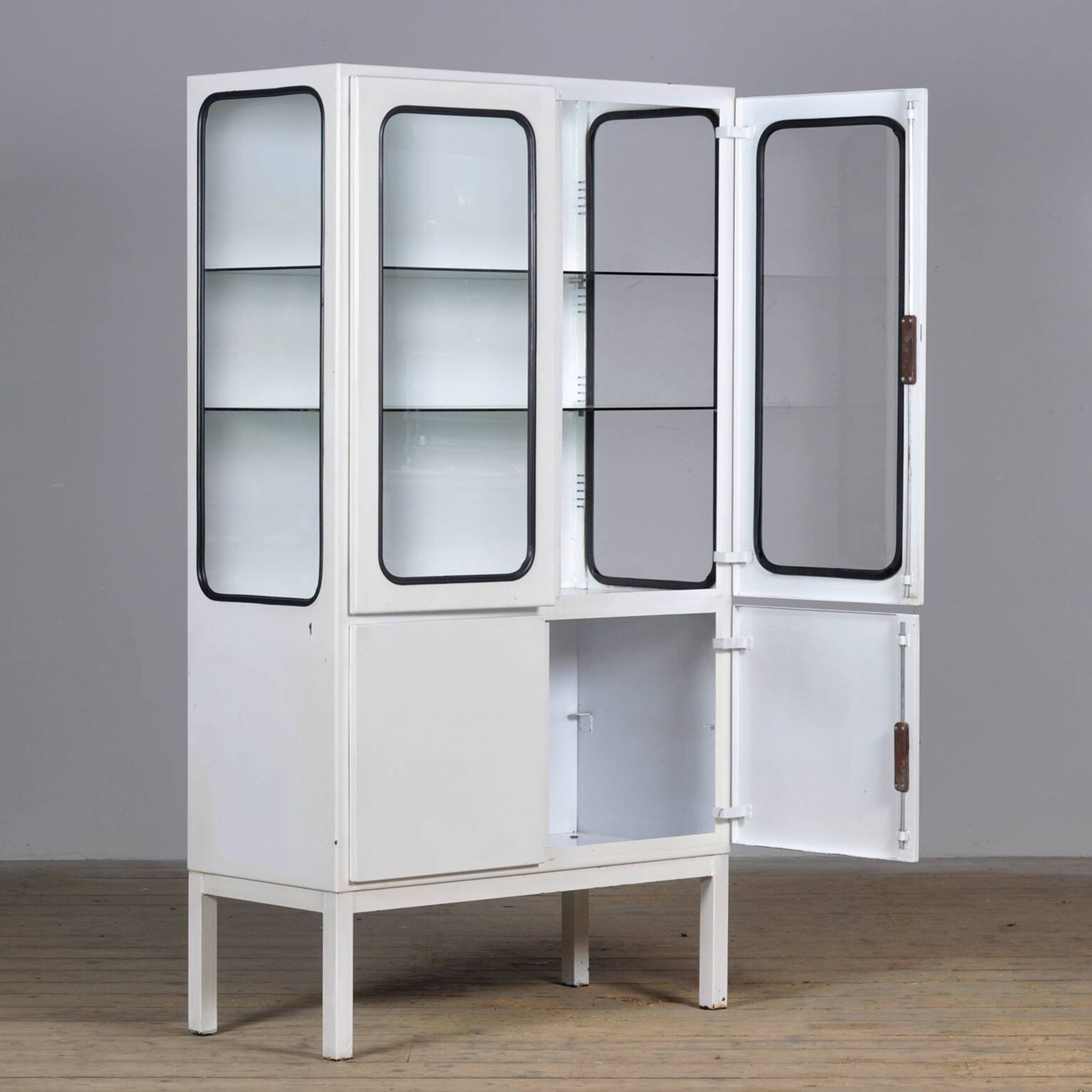 Armoire à pharmacie vintage, années 1970
