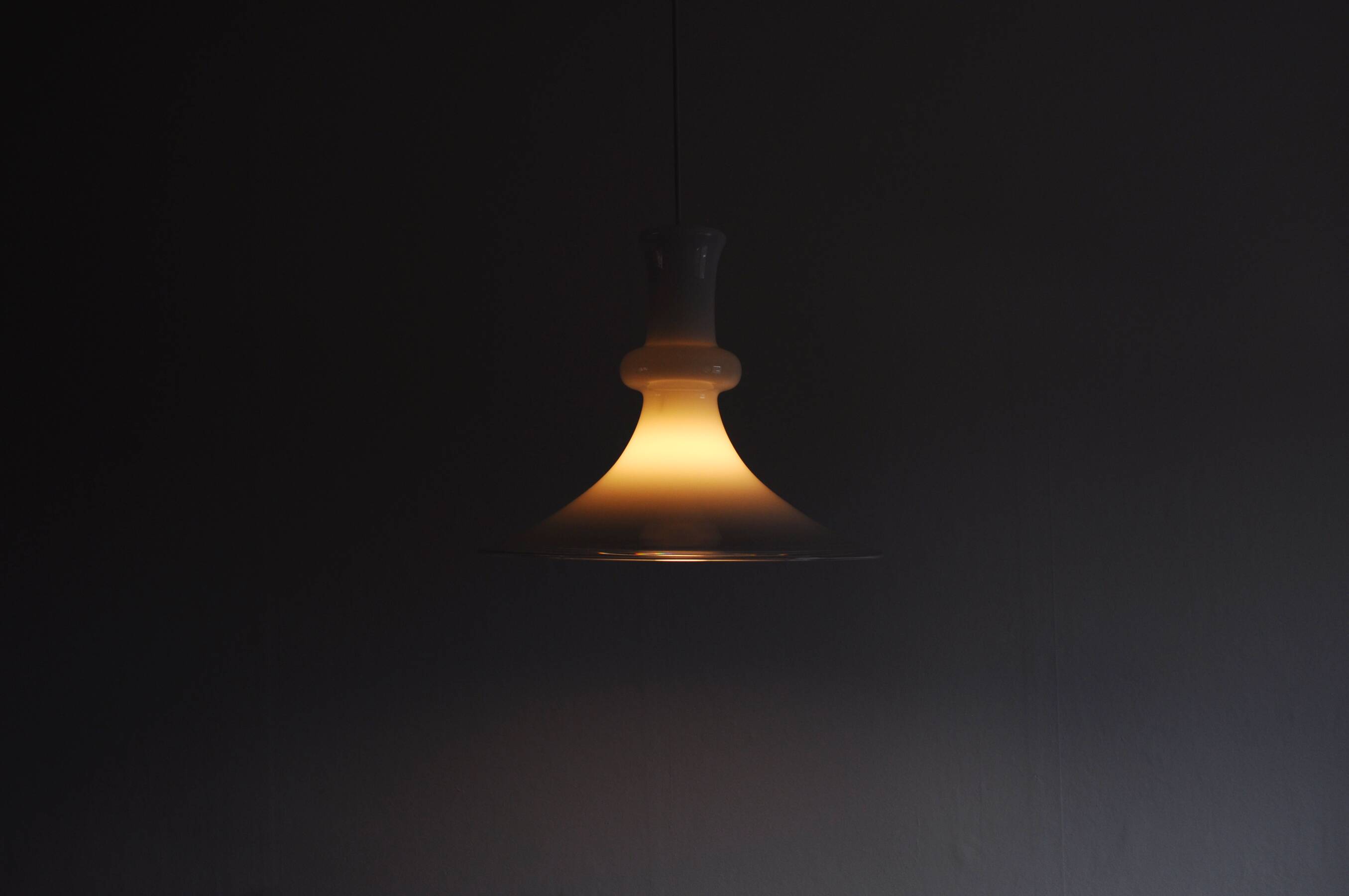 Suspension en verre opalin soufflé à la bouche blanche pour Holmegaard, Danemark, 1980s