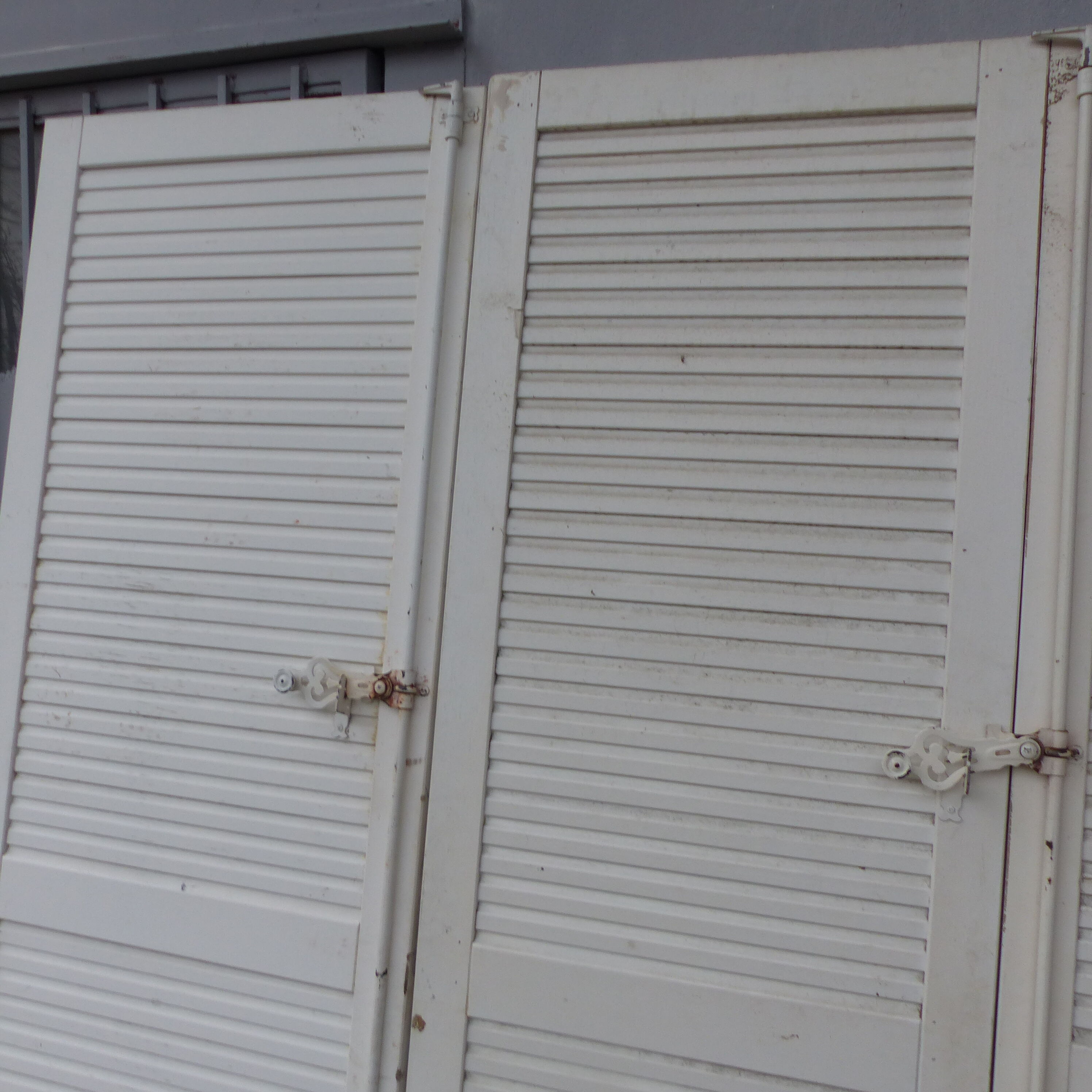 Set of 4 solid louvered shutters l 268 cm x h 212 cm