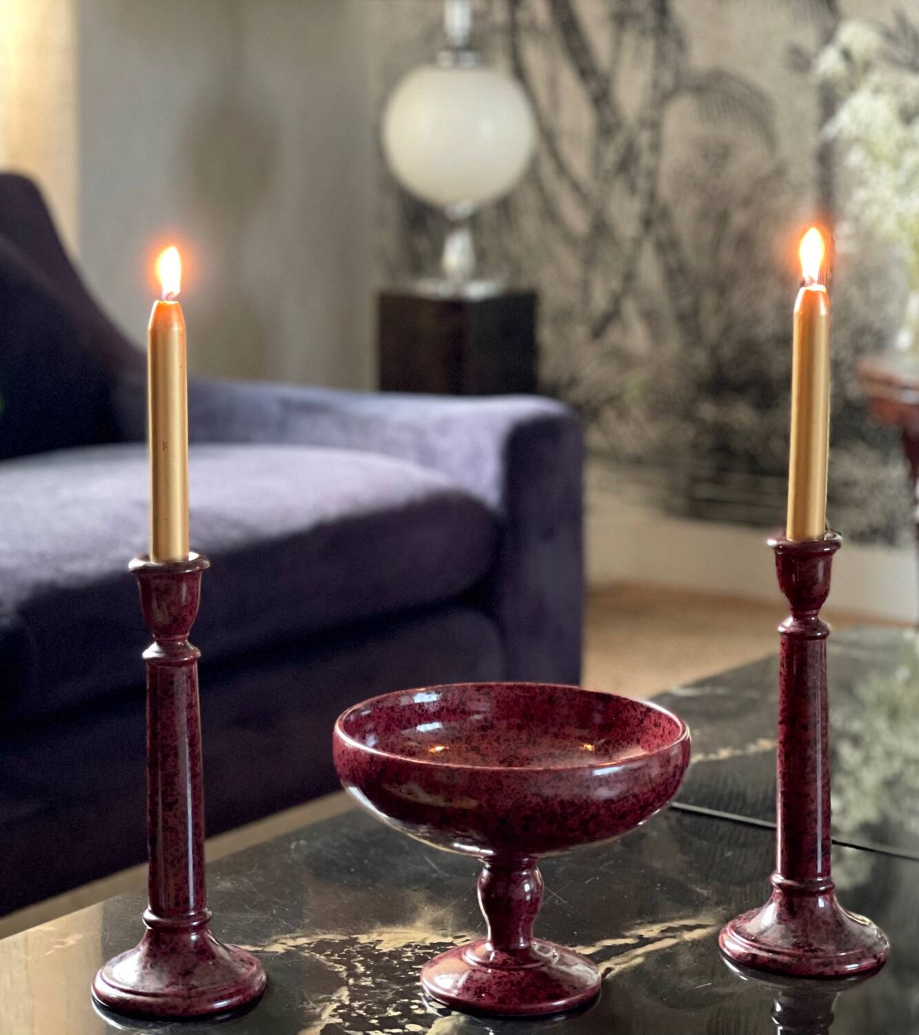 Candlesticks and bowl in speckled ceramic.