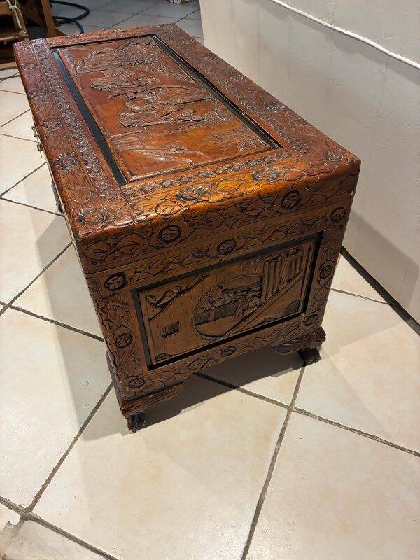 Coffre en bois sculpté