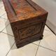 Coffre en bois sculpté