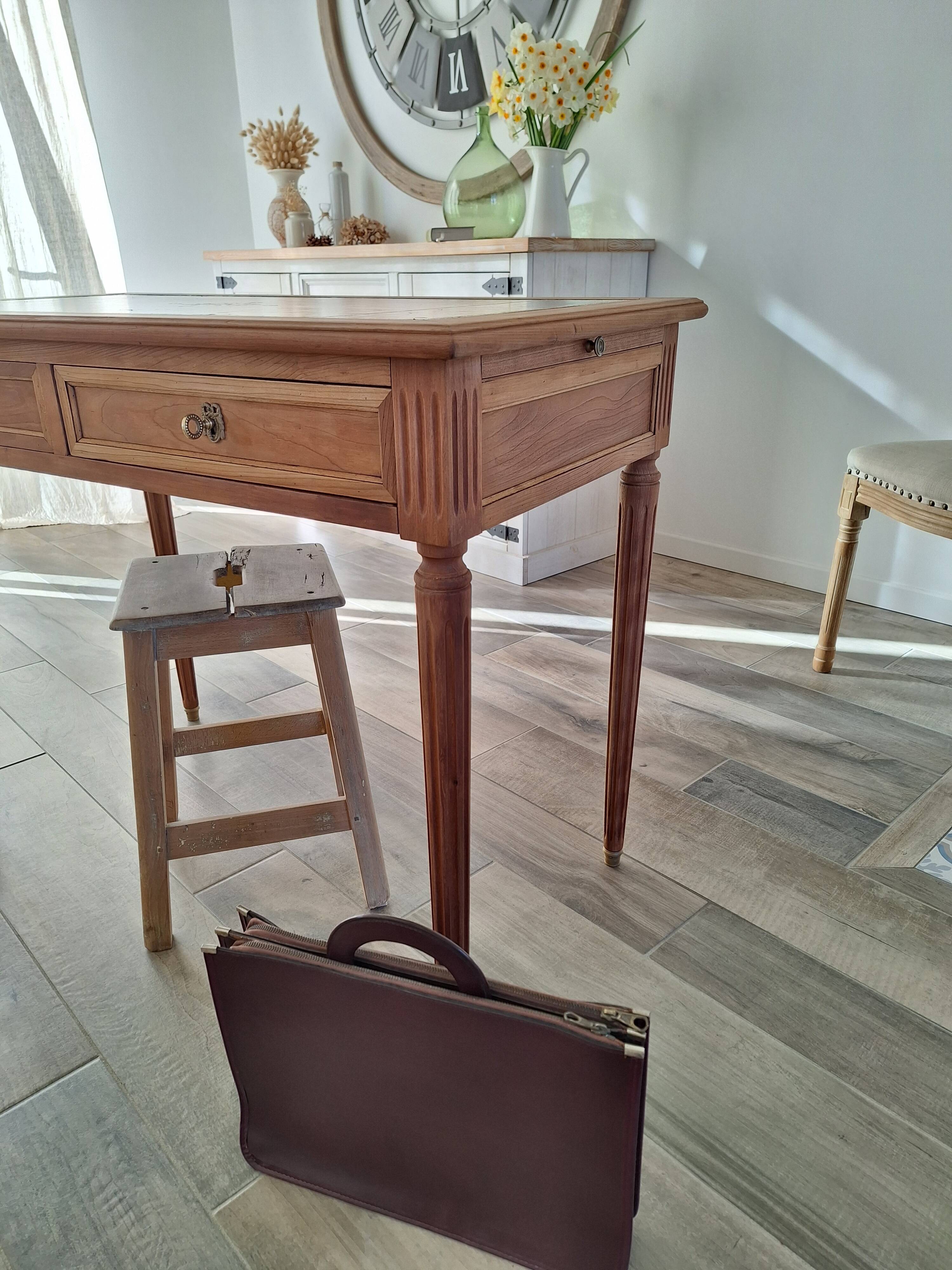Extendable desk in solid wood in Louis XVI style