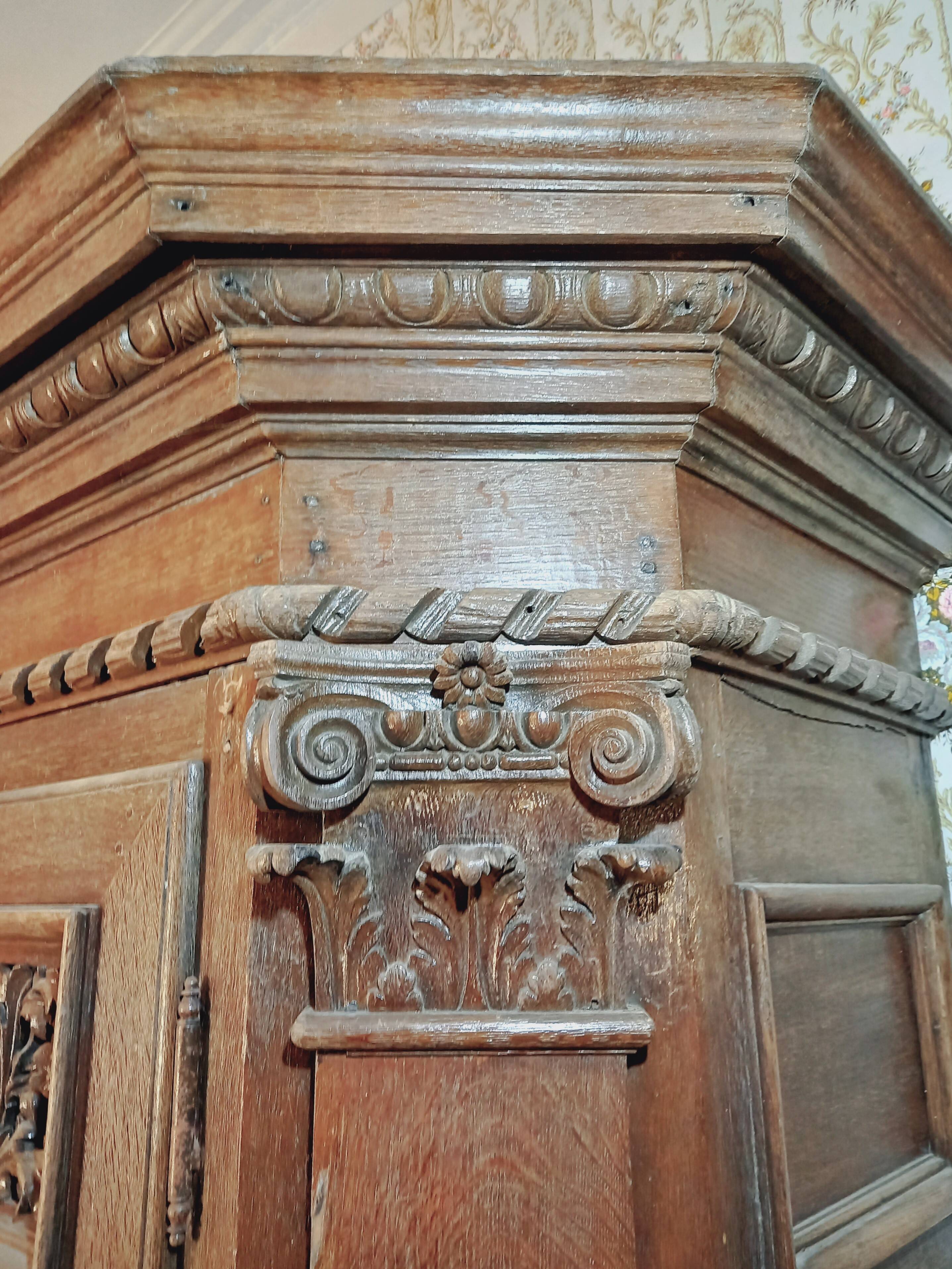 Grande garde-robe en chêne début 18e s.