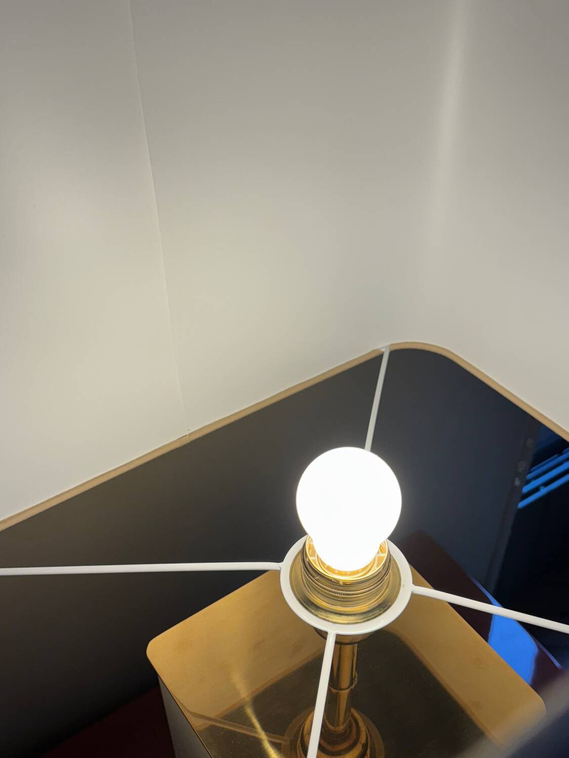 Elysée Red Edition Ivory Lamp