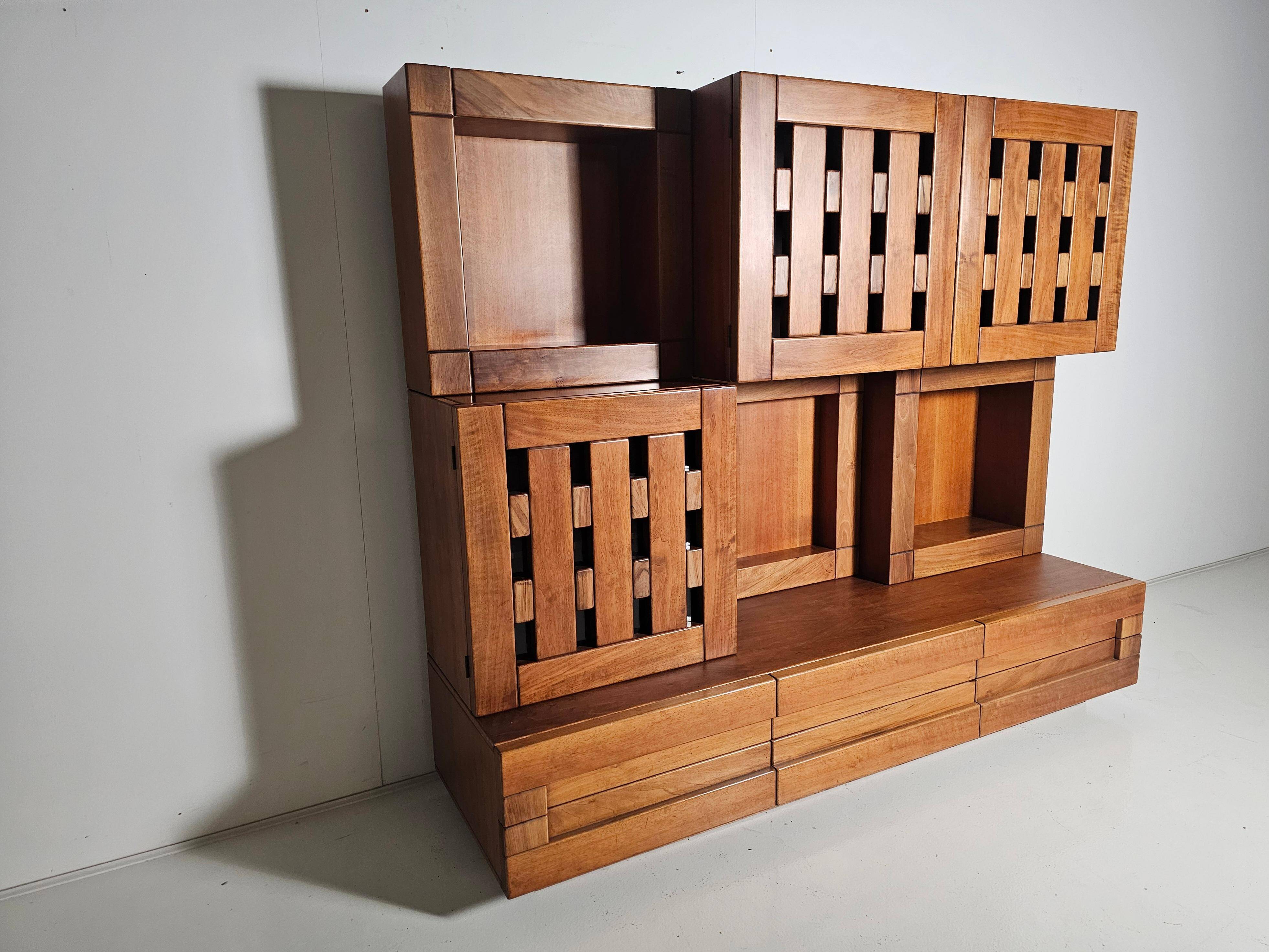 Buffet Plato en bois de noyer massif par Ferdinando Meccani, 1969