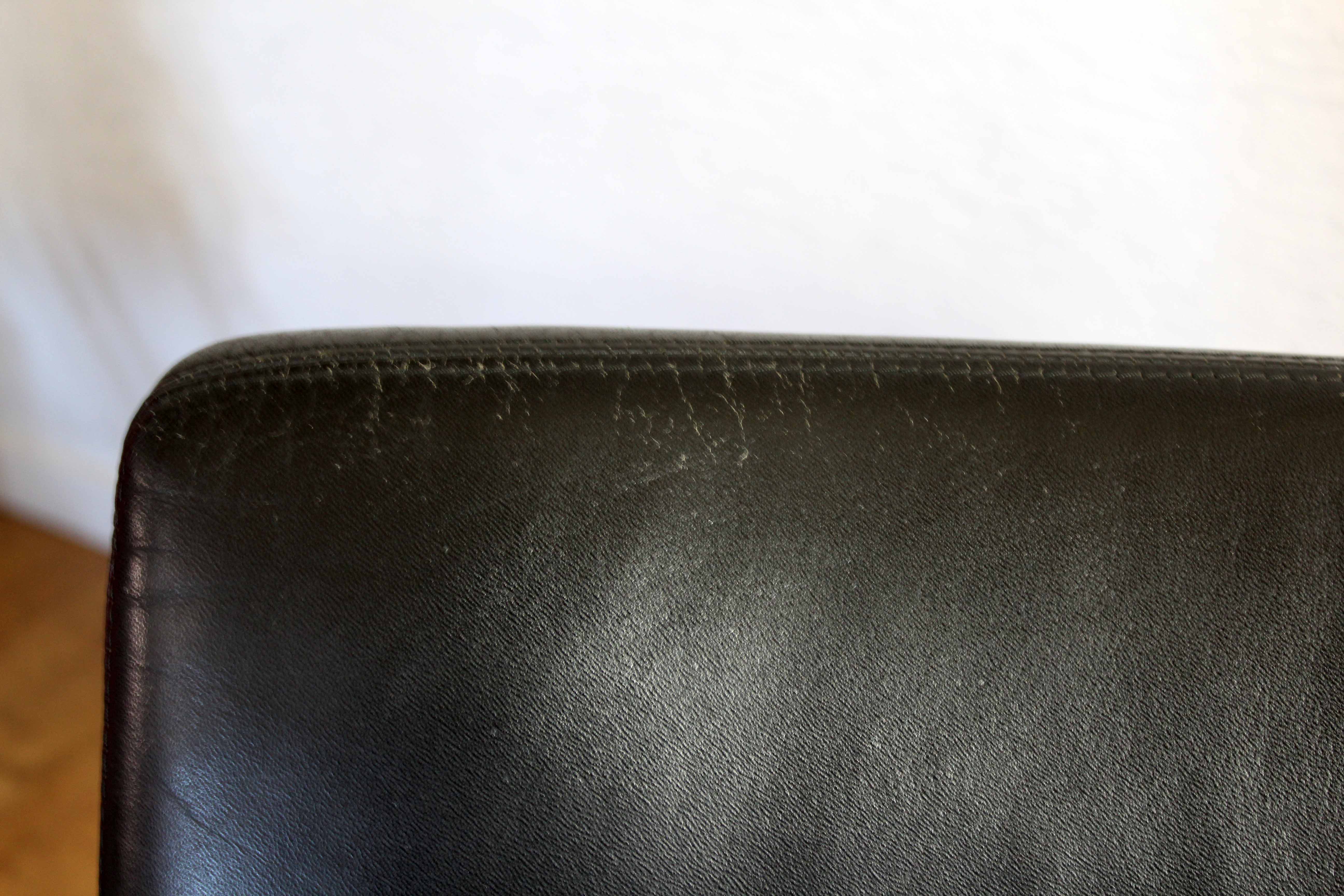Paire de fauteuils en cuir et acier chromé