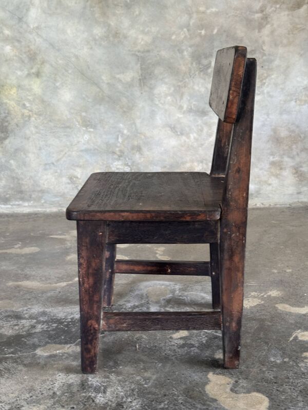 Petite chaise d'enfant ancienne indonésienne en teck