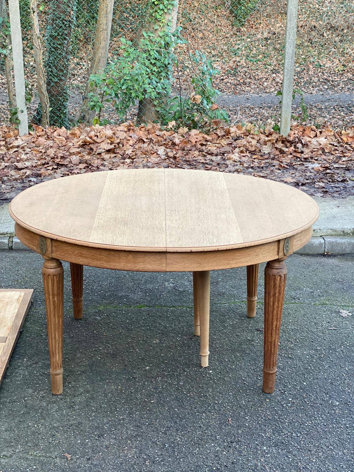 Renovated round Art Deco dining table in solid oak, 1950, 230cm extendable.