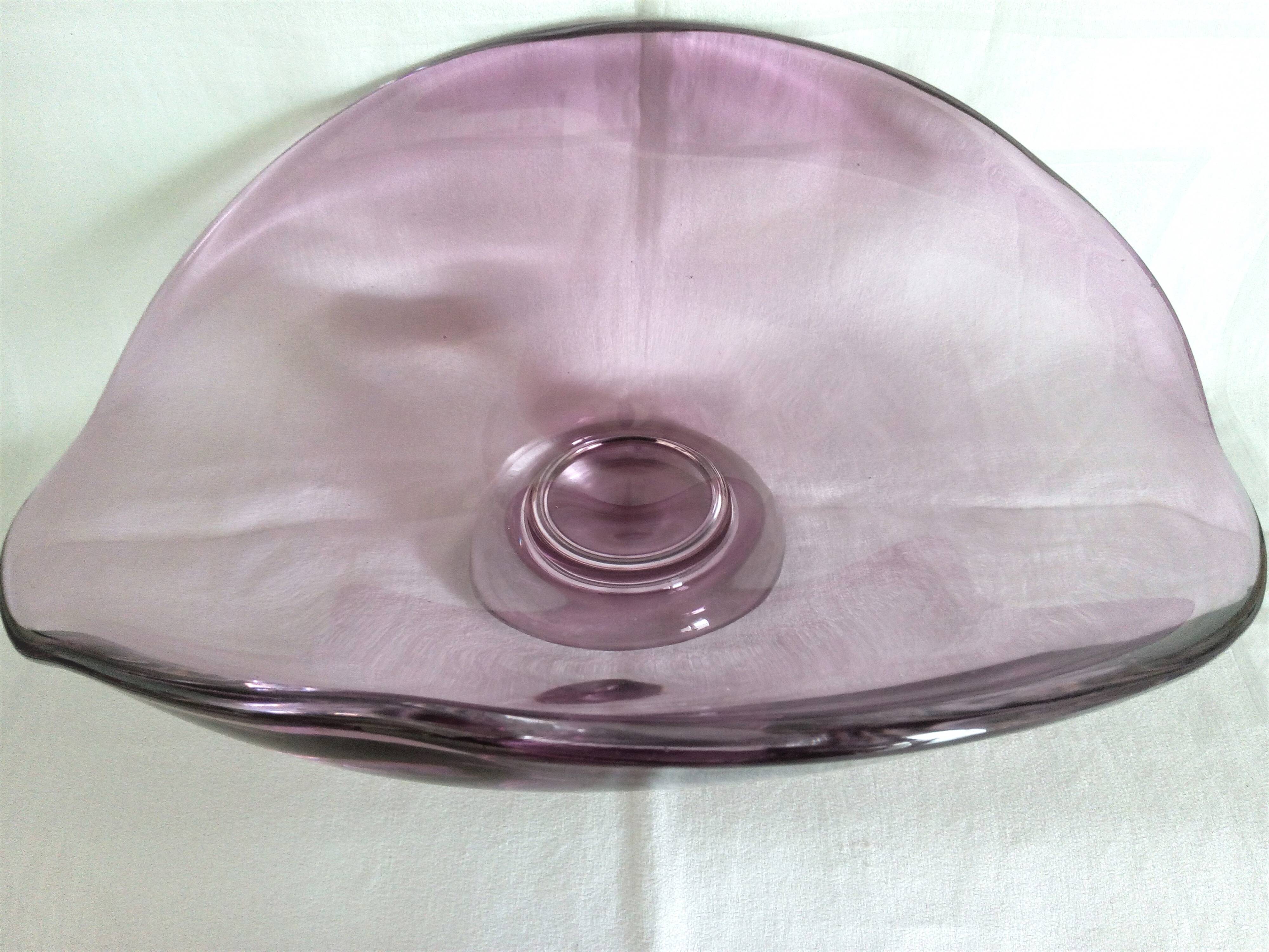 Art Deco style pedestal centrepiece in thick crystal from Val Saint Lambert, 1970s.