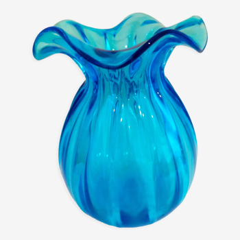 Vase bleu en verre soufflé