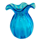 Vase bleu en verre soufflé