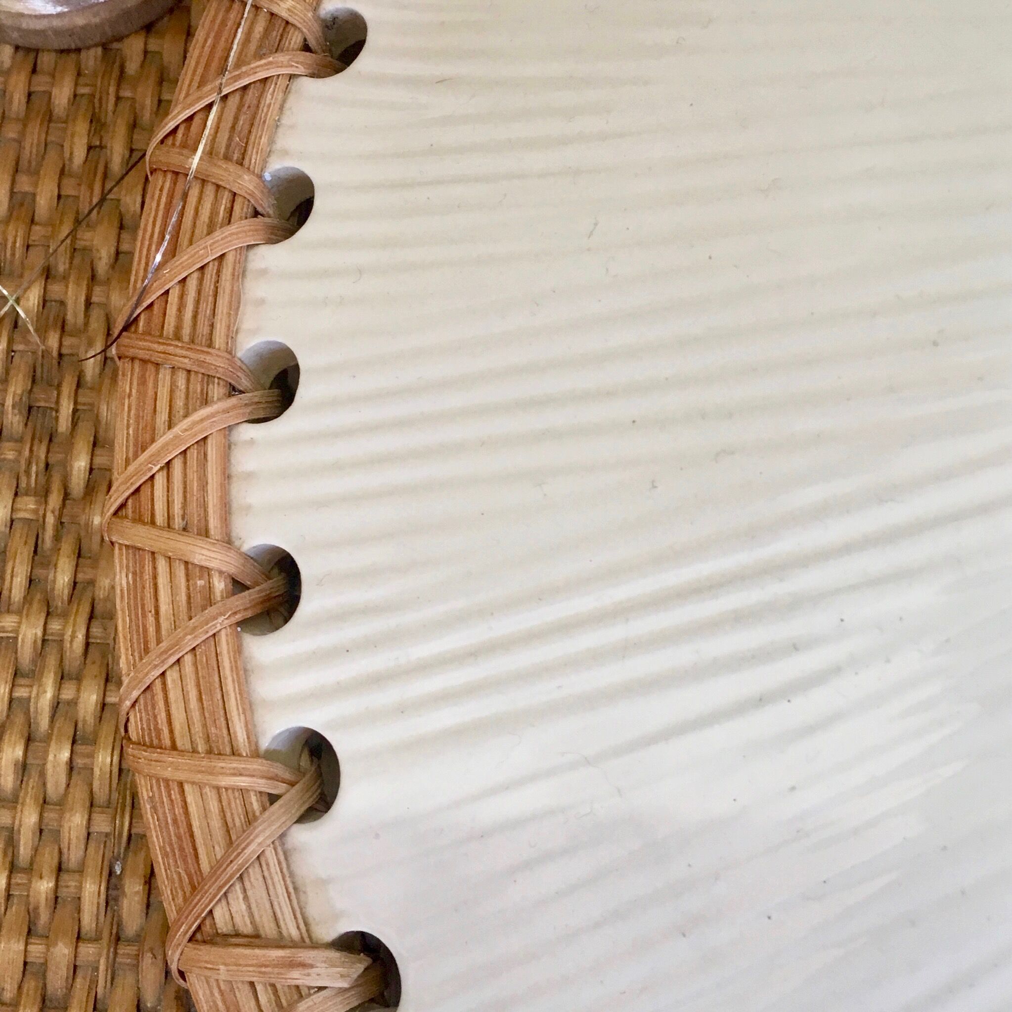 Vintage hanging in rattan and porcelain