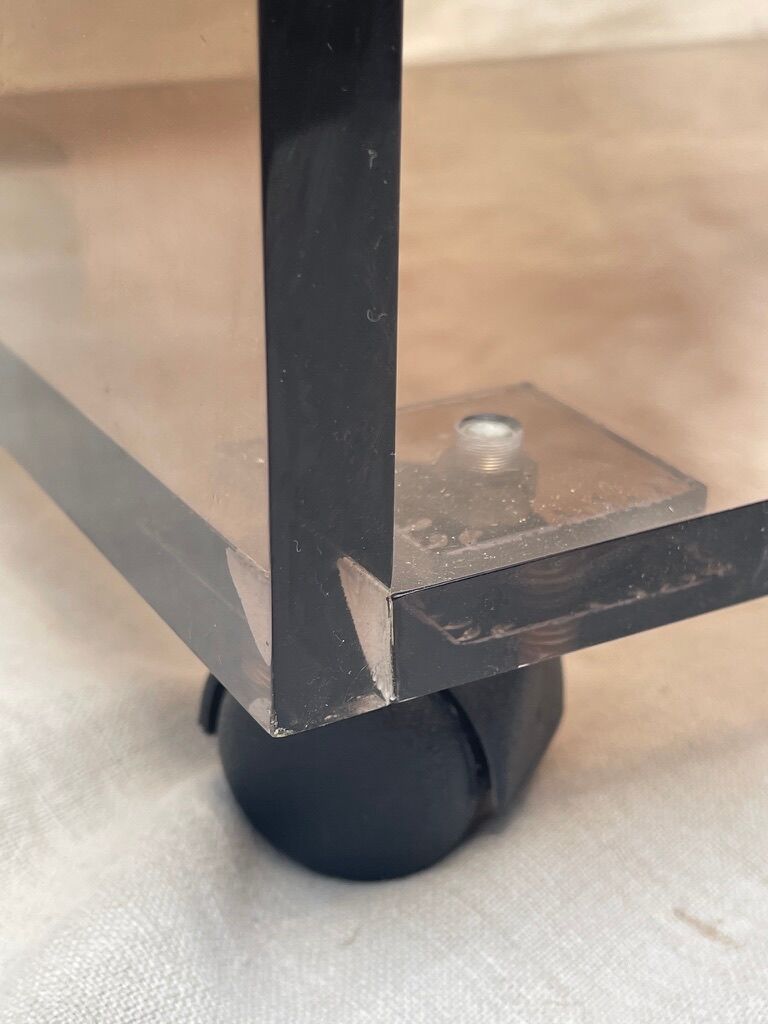 Plexi shelf on wheels