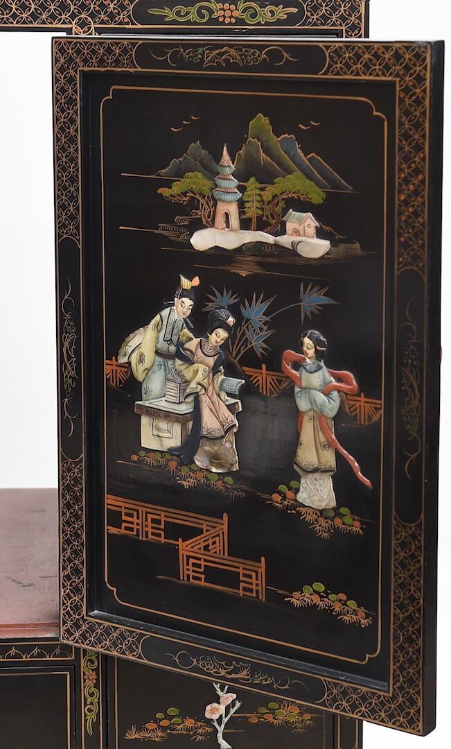Black lay cabinet with Chinese décor