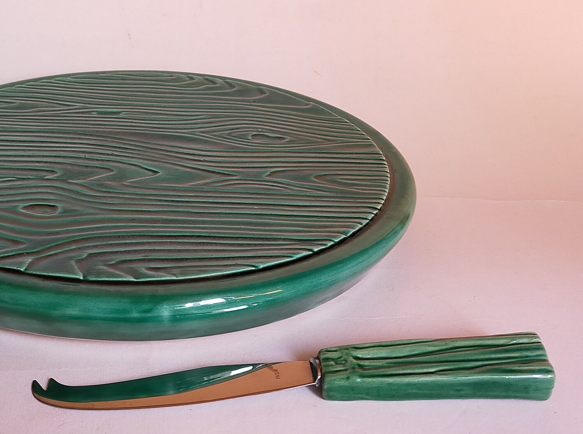 Cheese platter in antique faux-bois slurry, and its matching knife