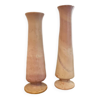 Paire de vases en pierre roses