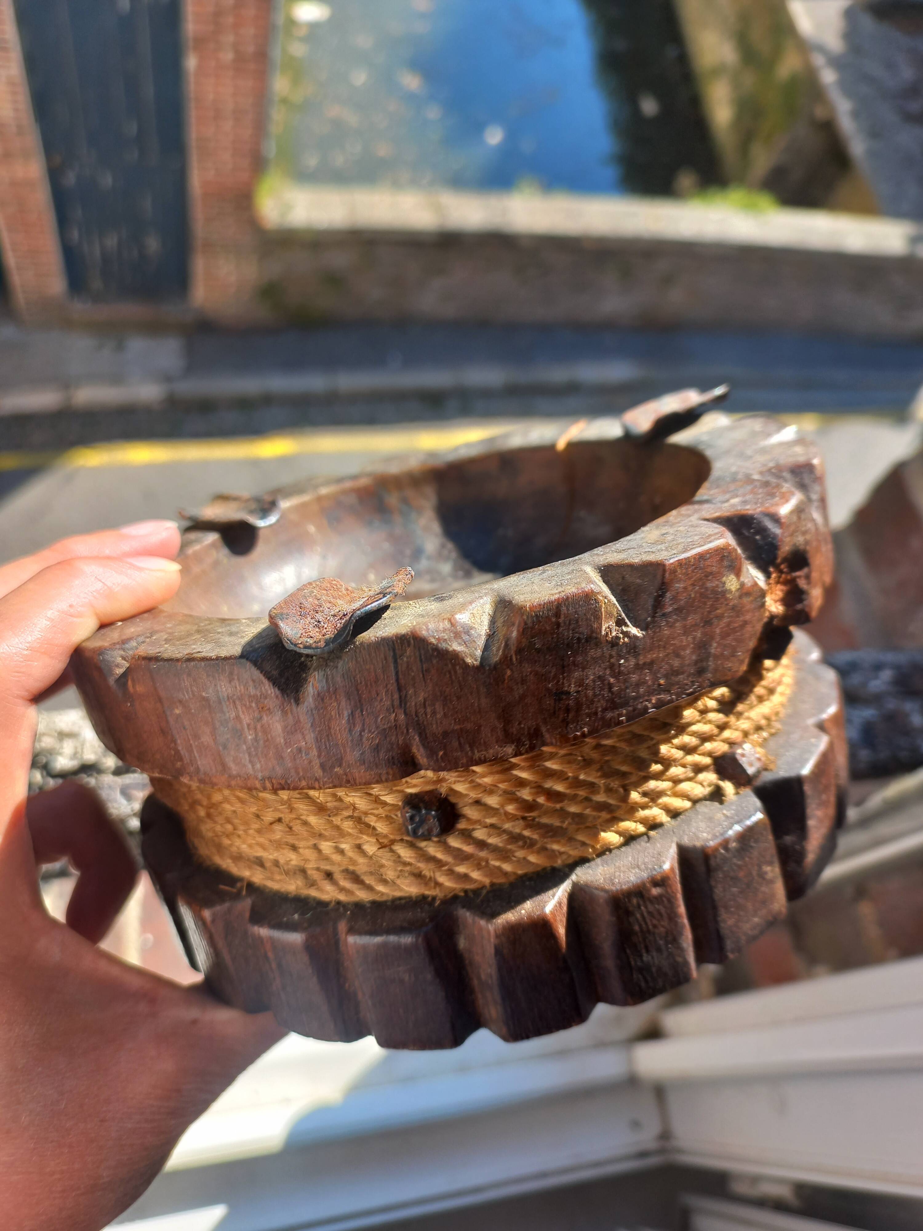 Cendrier rustique ancien en bois sculpté