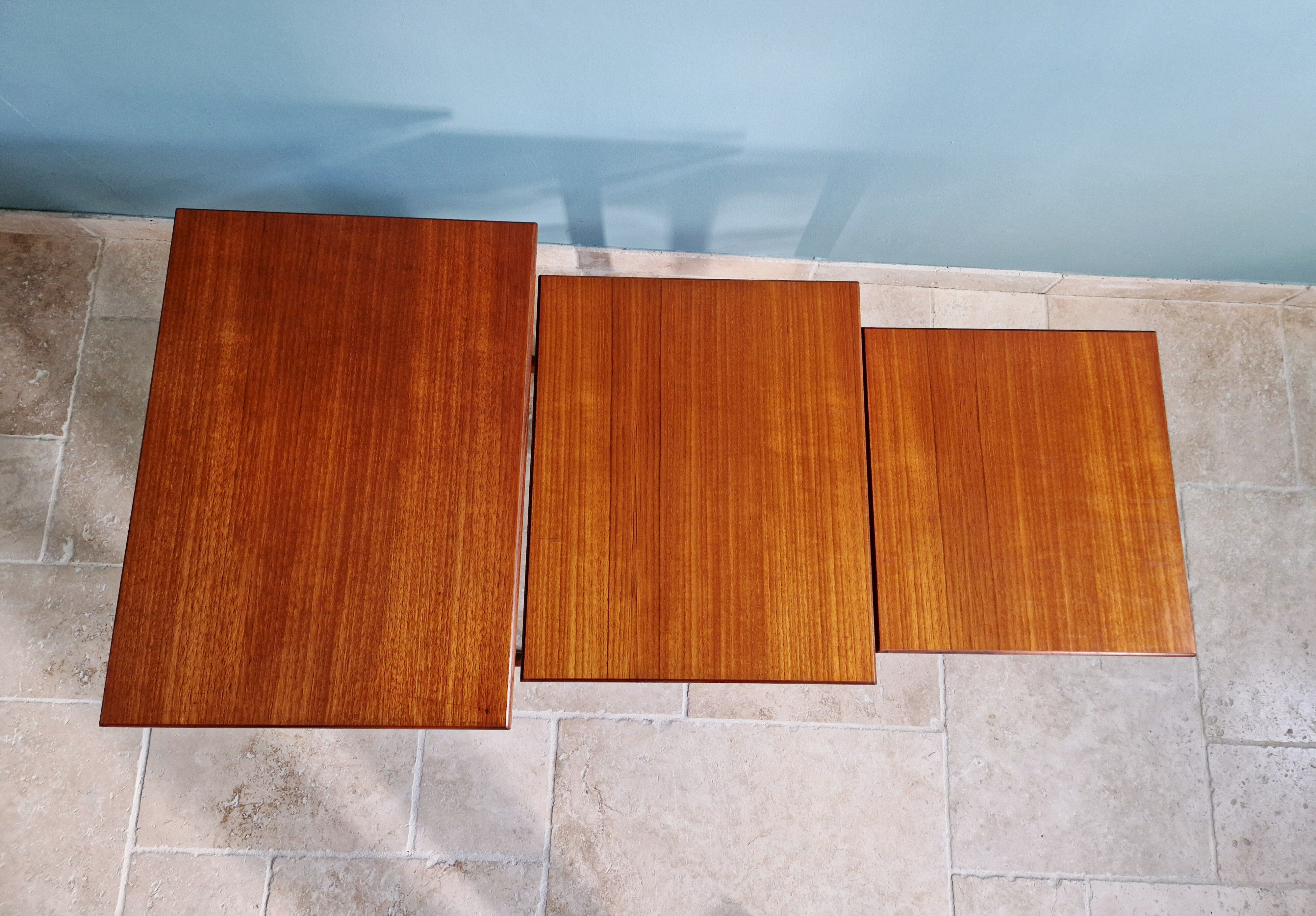 Ensemble de 3 tables gigognes en teck G-plan, années 1960