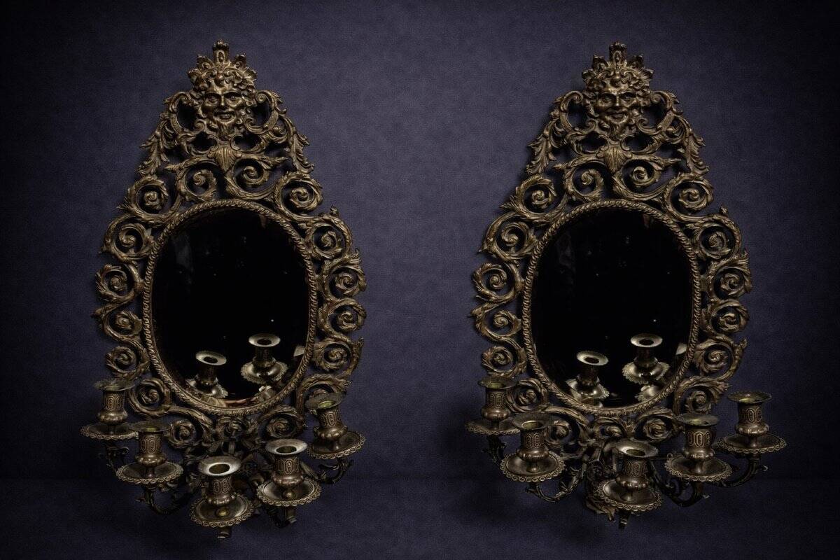 Paire de miroirs muraux anciens en bronze – style baroque, avec bougeoirs intégrés
