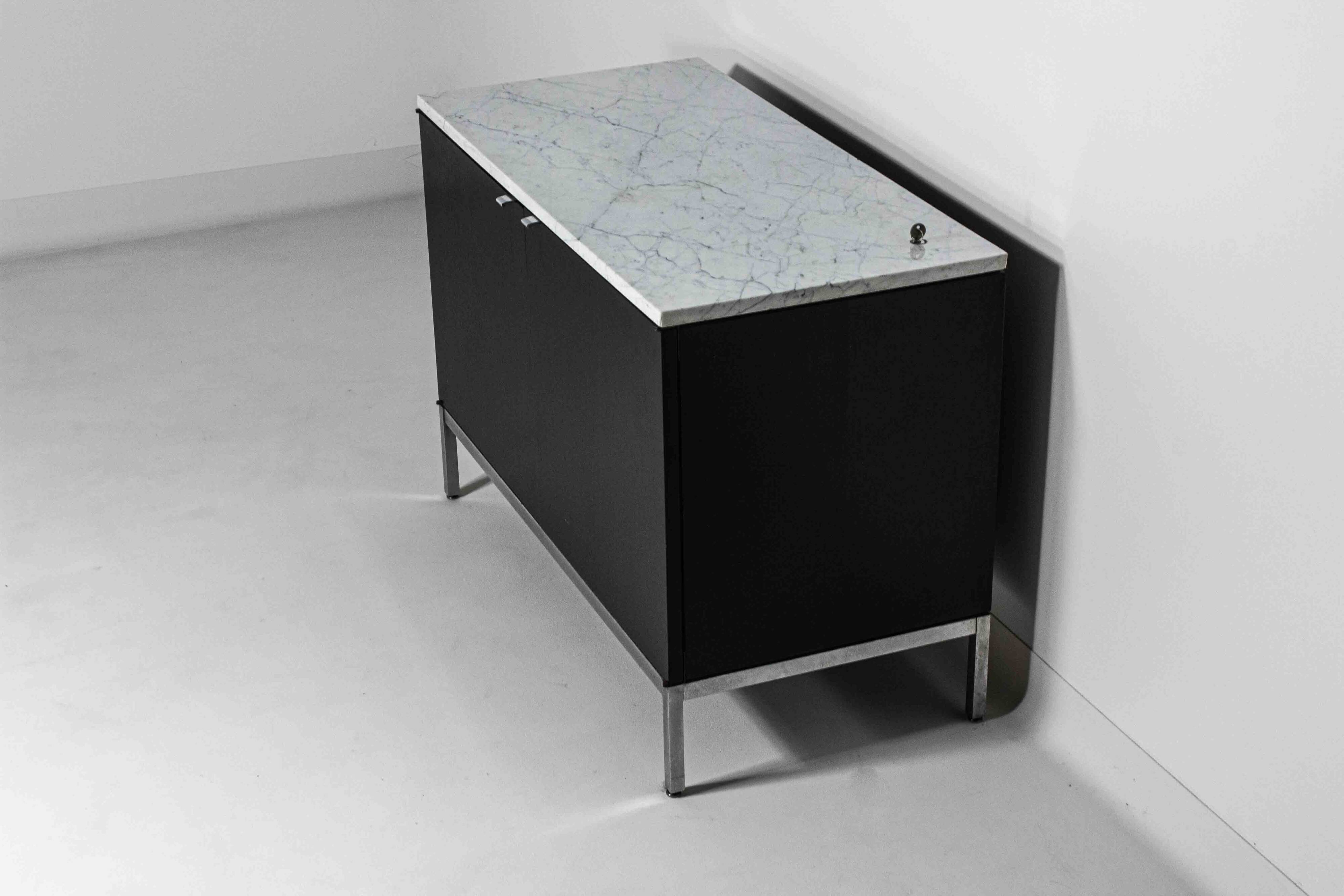 Meuble d'appoint exécutif à 2 portes par Florence Knoll, années 1970