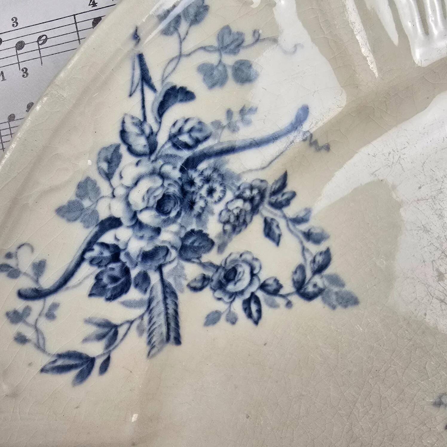 Old Gien plate with carved edges featuring doves and blue flowers, circa 1920-1930.