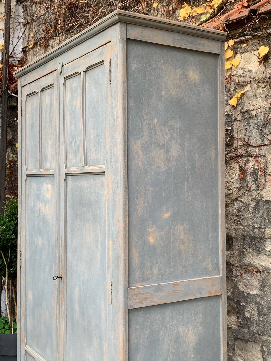 Armoire parisienne ancienne Luterma patine grise bleutée