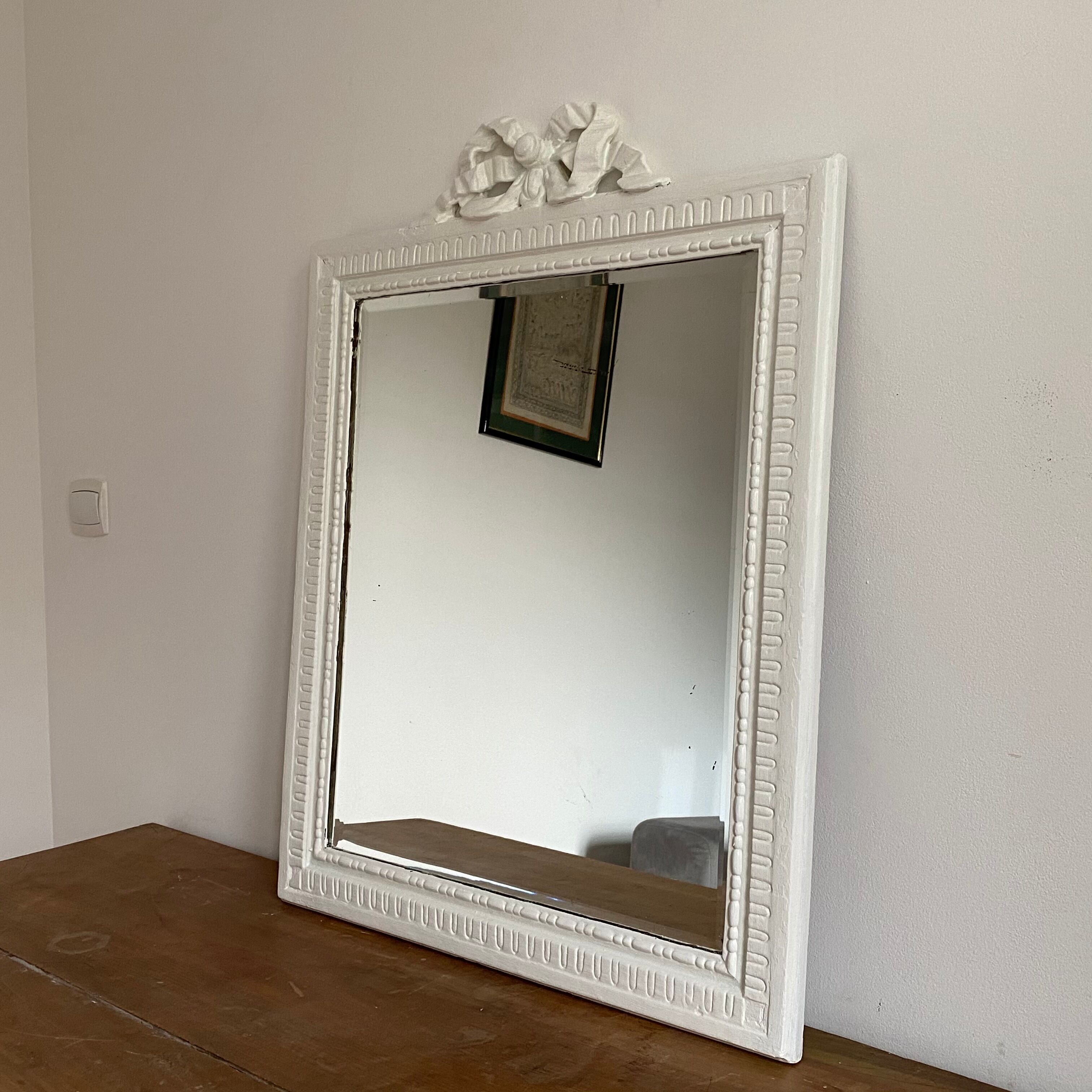 Late 19th century mirror with decorated pediment. 80x62.