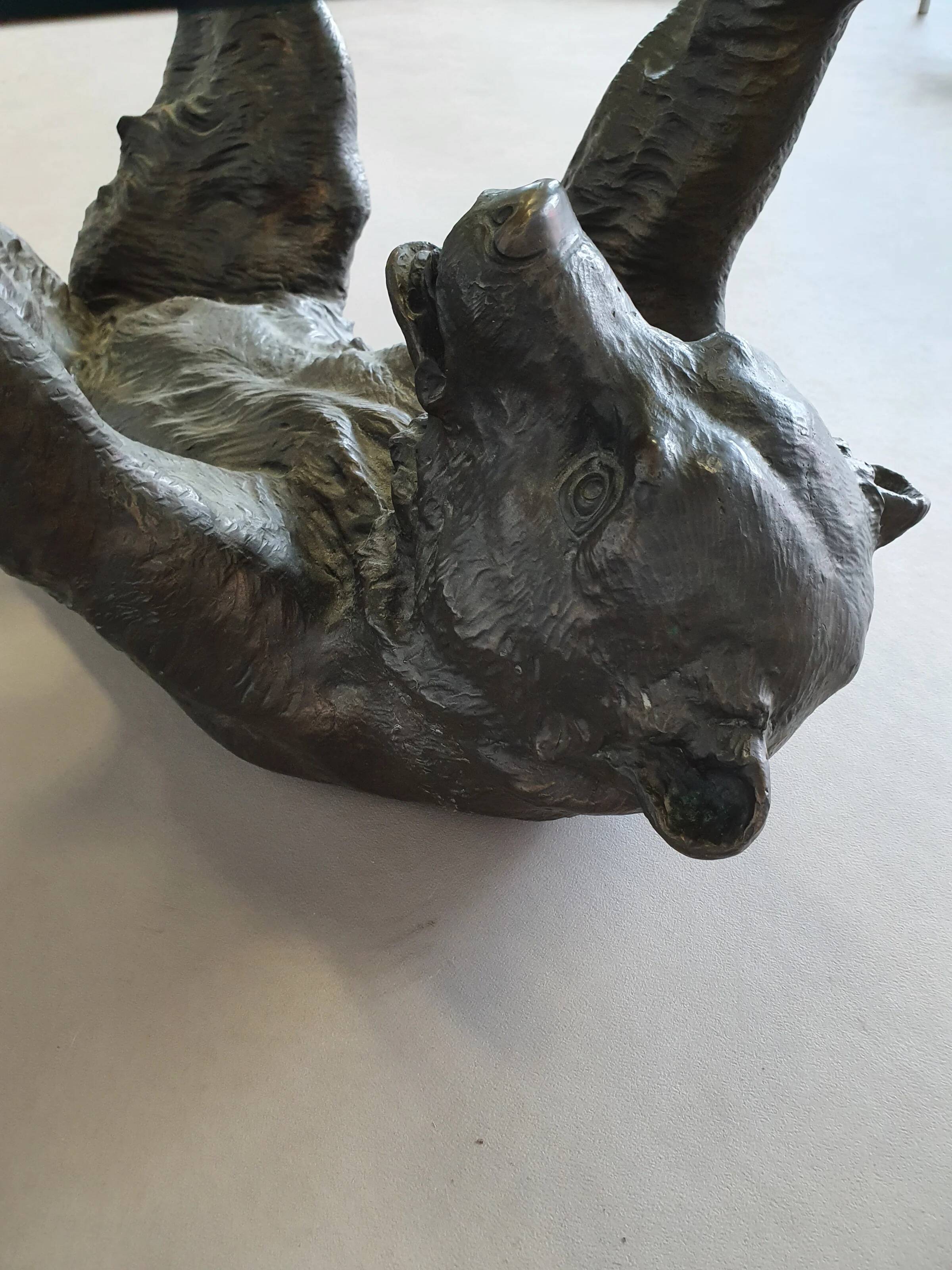 Cadre de table basse en bronze avec un ours finement détaillé.