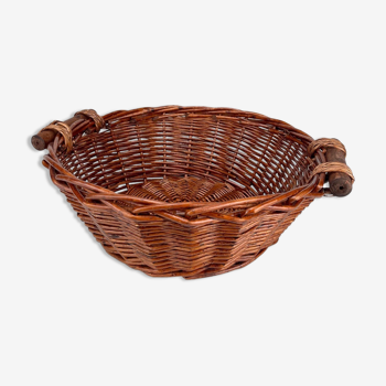 Round basket in braided wicker