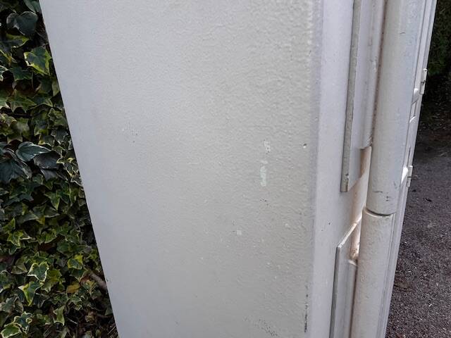 White 2-door bonnet cabinet