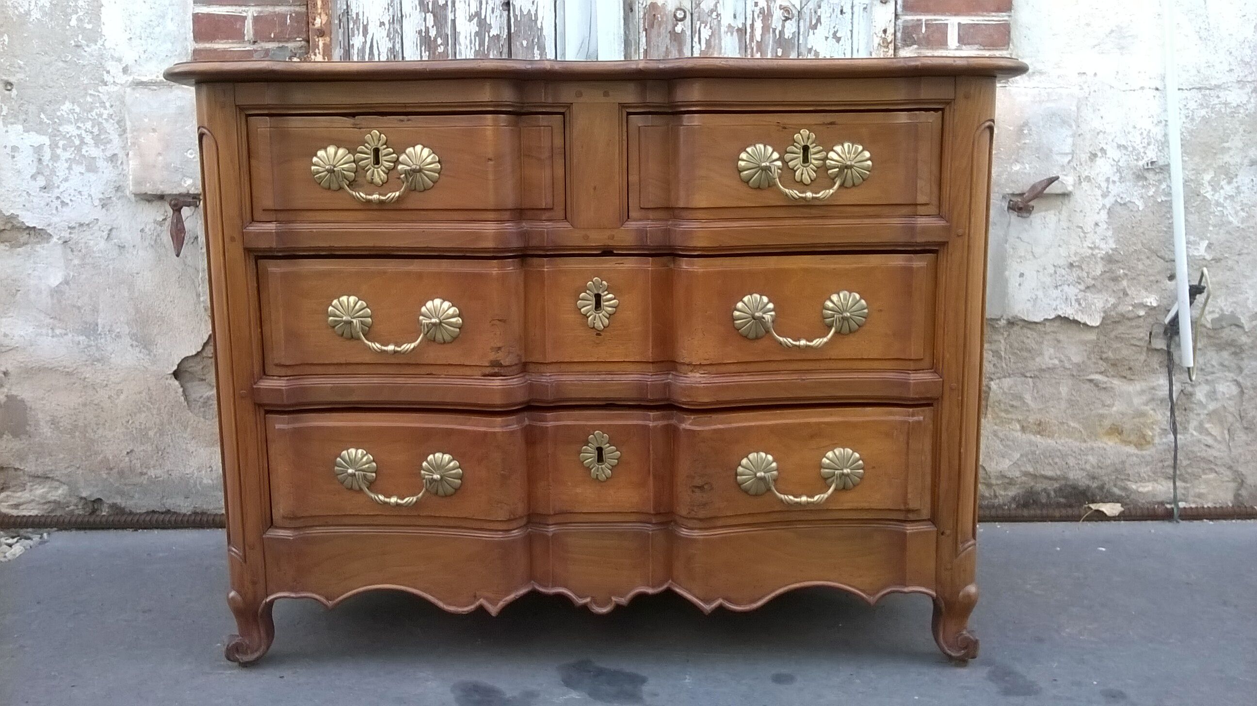 Commode arbalète en noyer XVlle, Louis XV