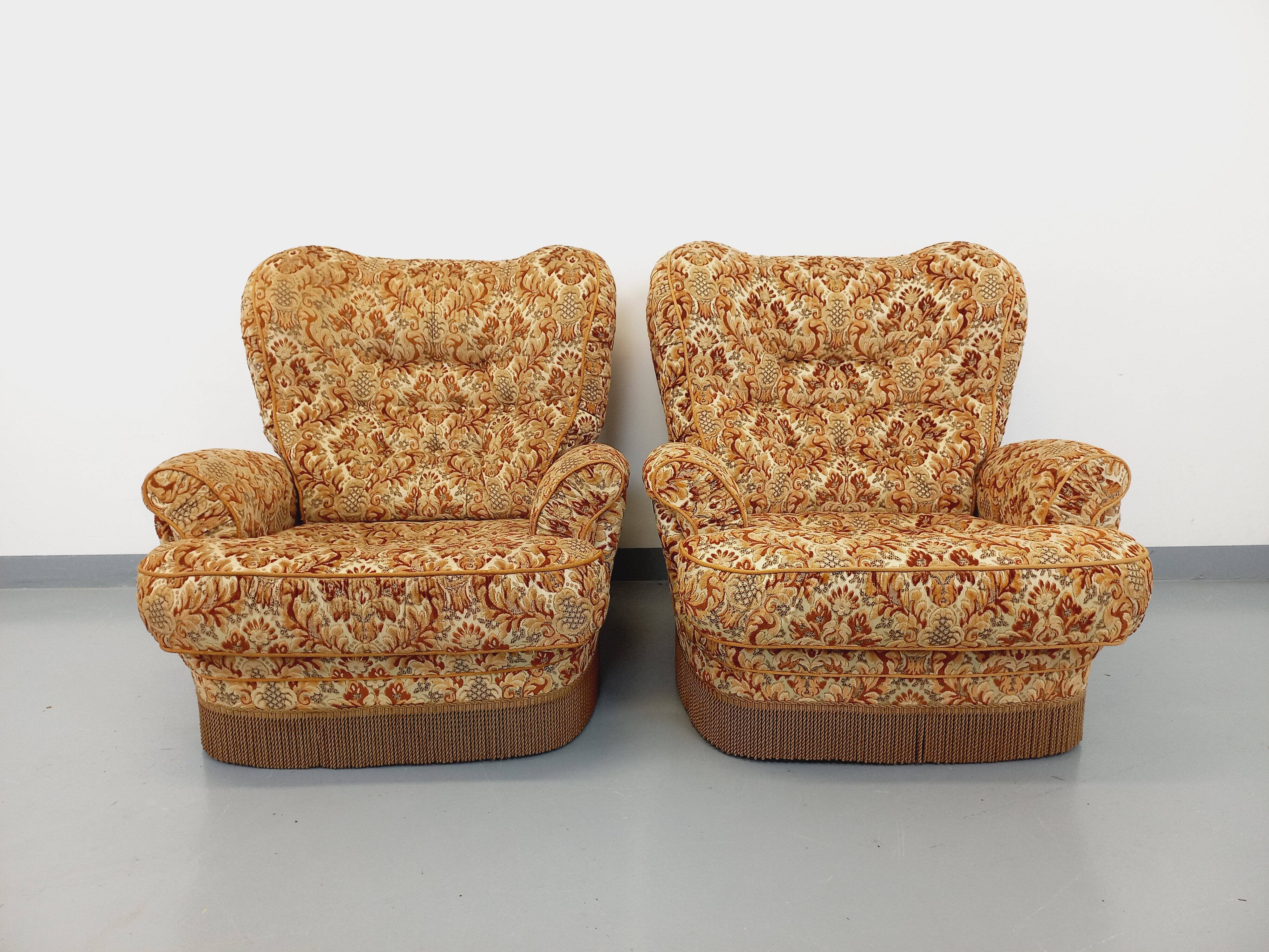 Set of 2 vintage armchairs in floral fabric with fringes from the 60s 70s