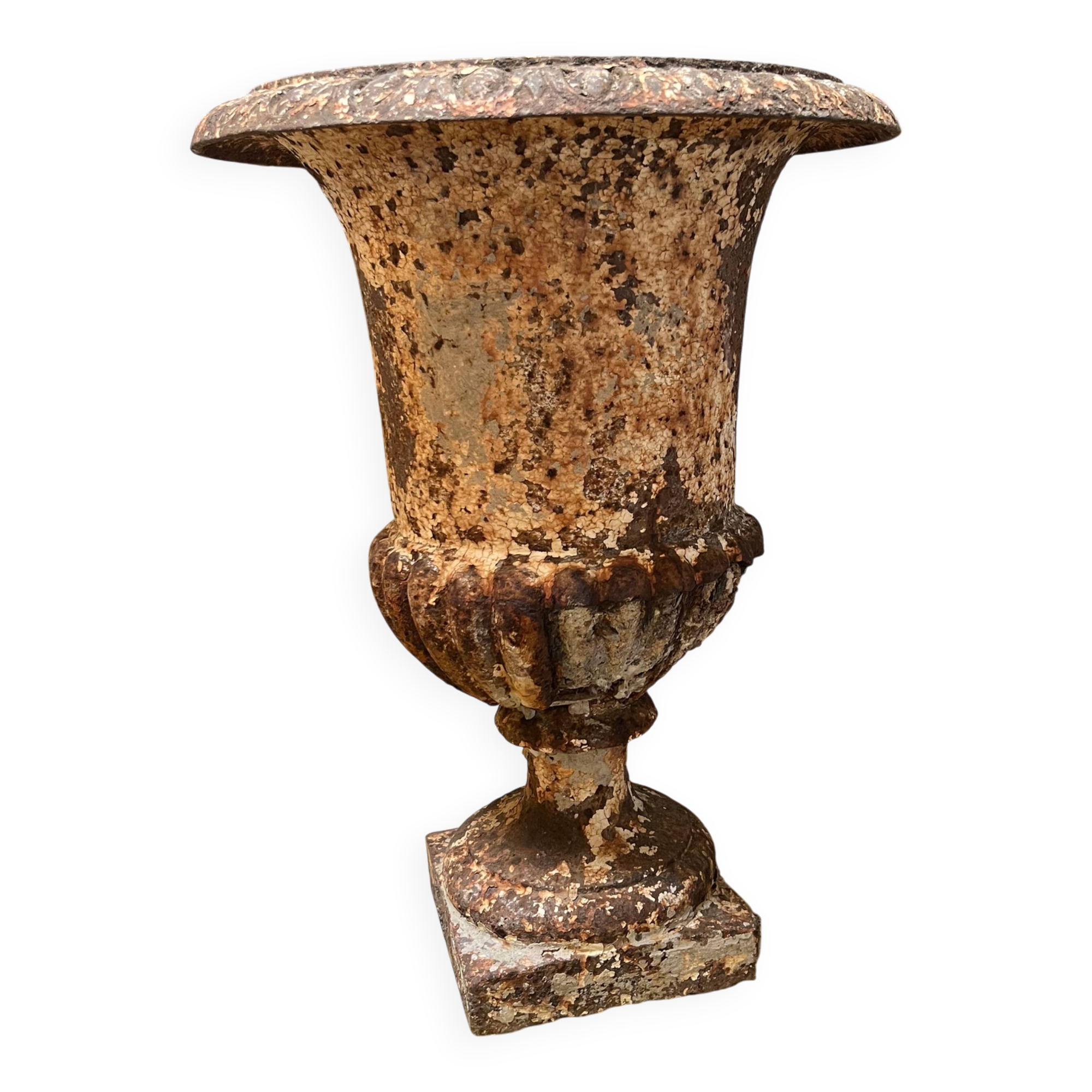 Médicis vase in cast iron with damage and missing parts.