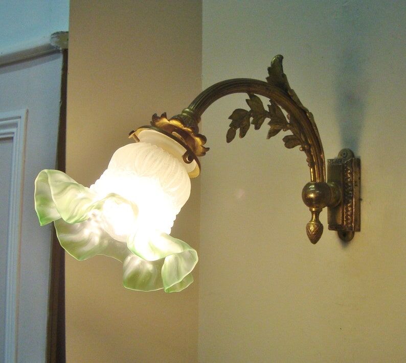 Bronze wall lamp with green tulip