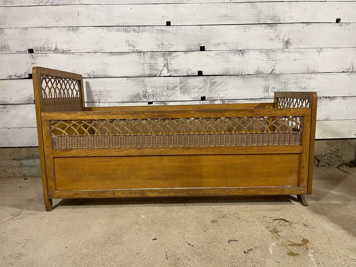 Children's bed in wood and wicker from the 50s and 60s