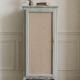 Armoire vintage réenchantée en vert de gris.