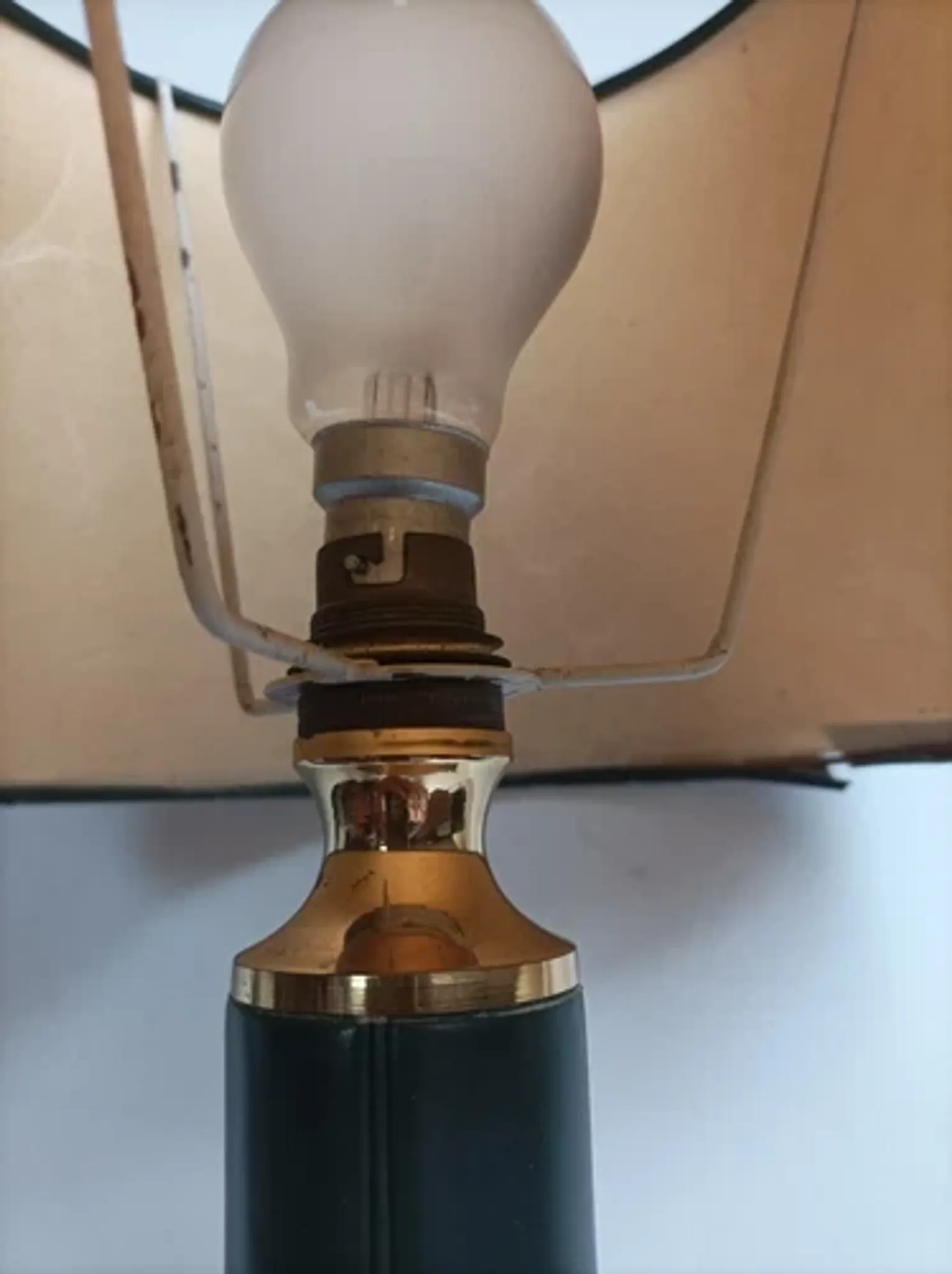 Vintage table lamp base from the 1970s/1980s in leather - in working condition.