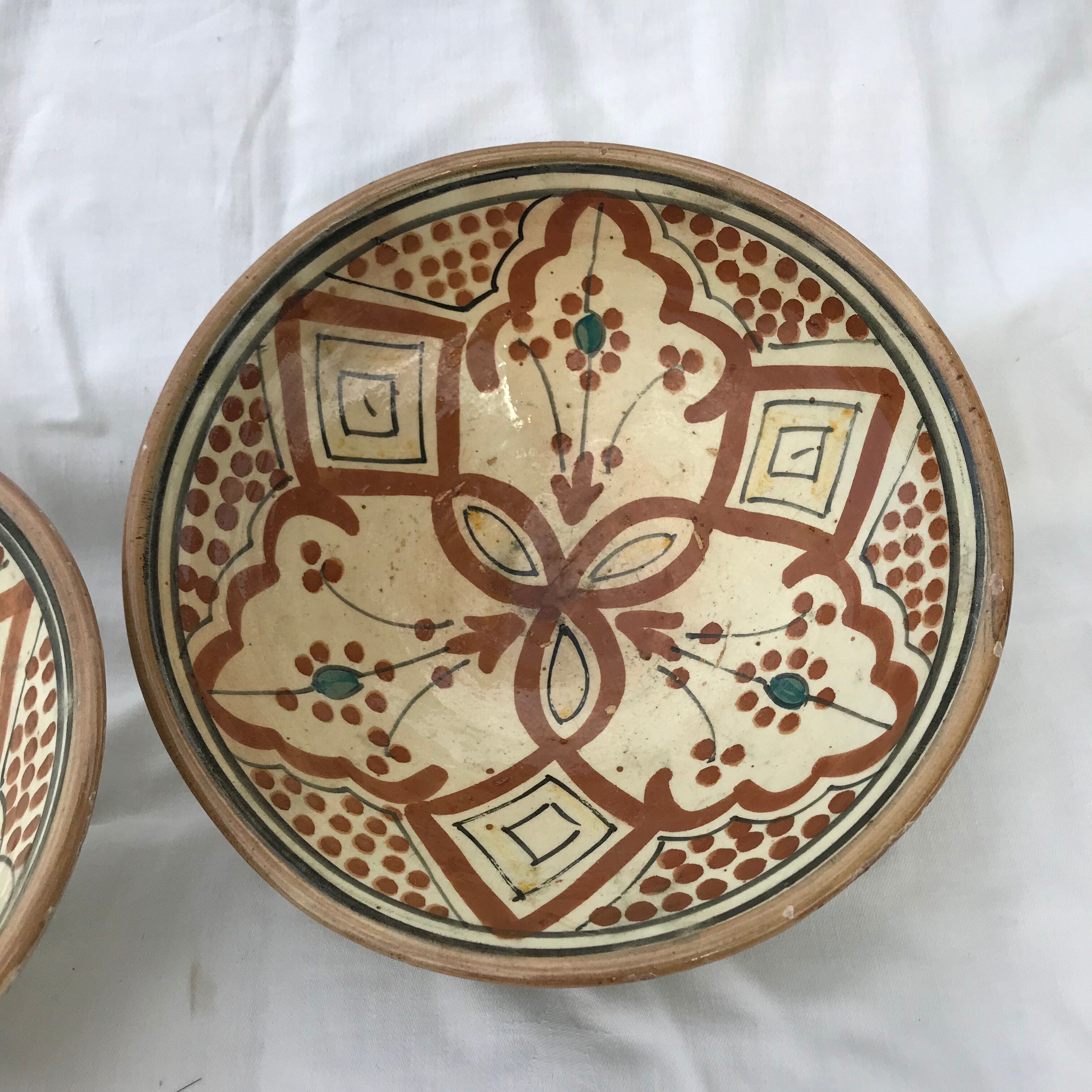 Pair of bowls with Maghreb decorations