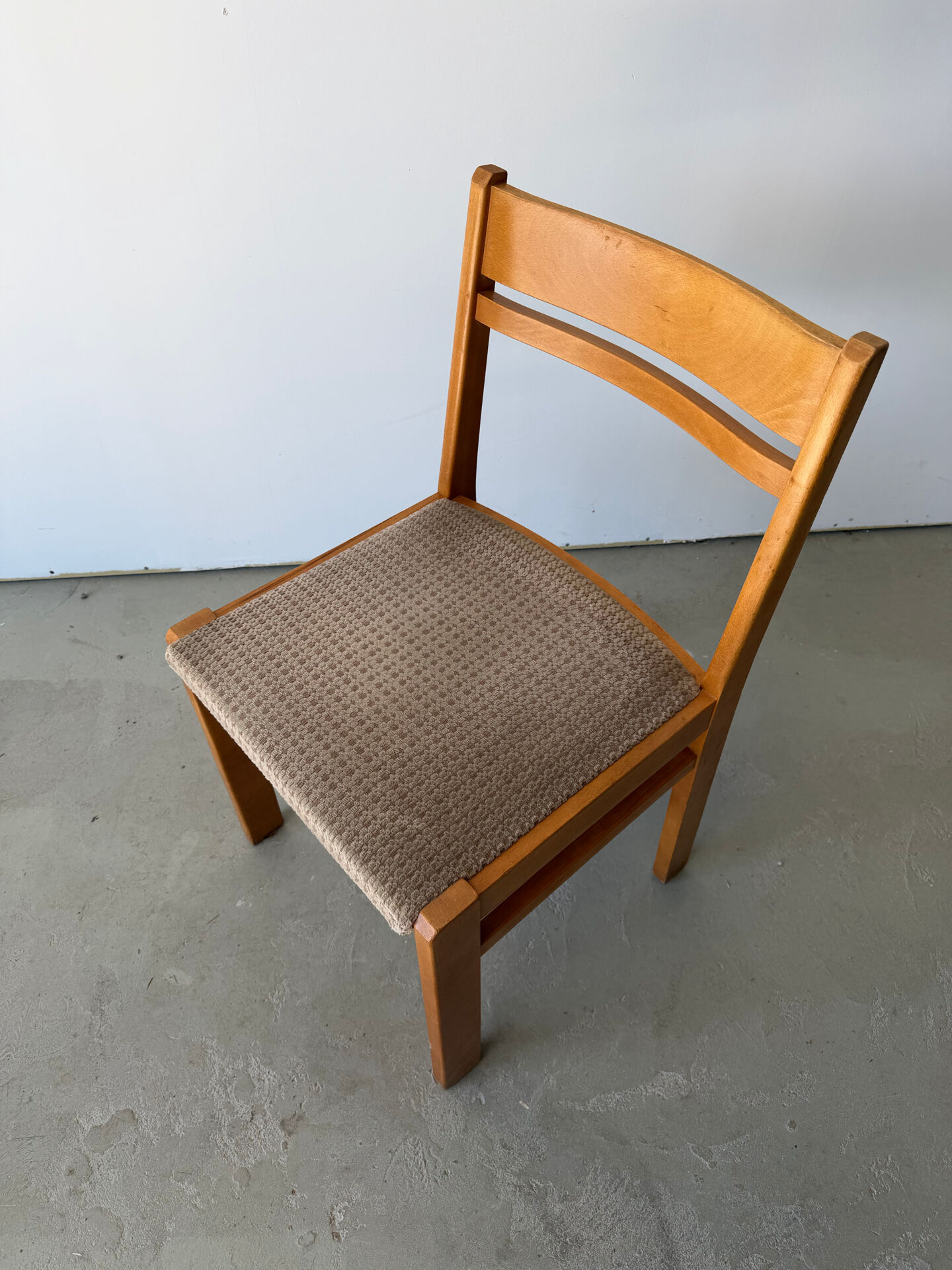 Série de 5 chaises design en orme massif vintage des années 80