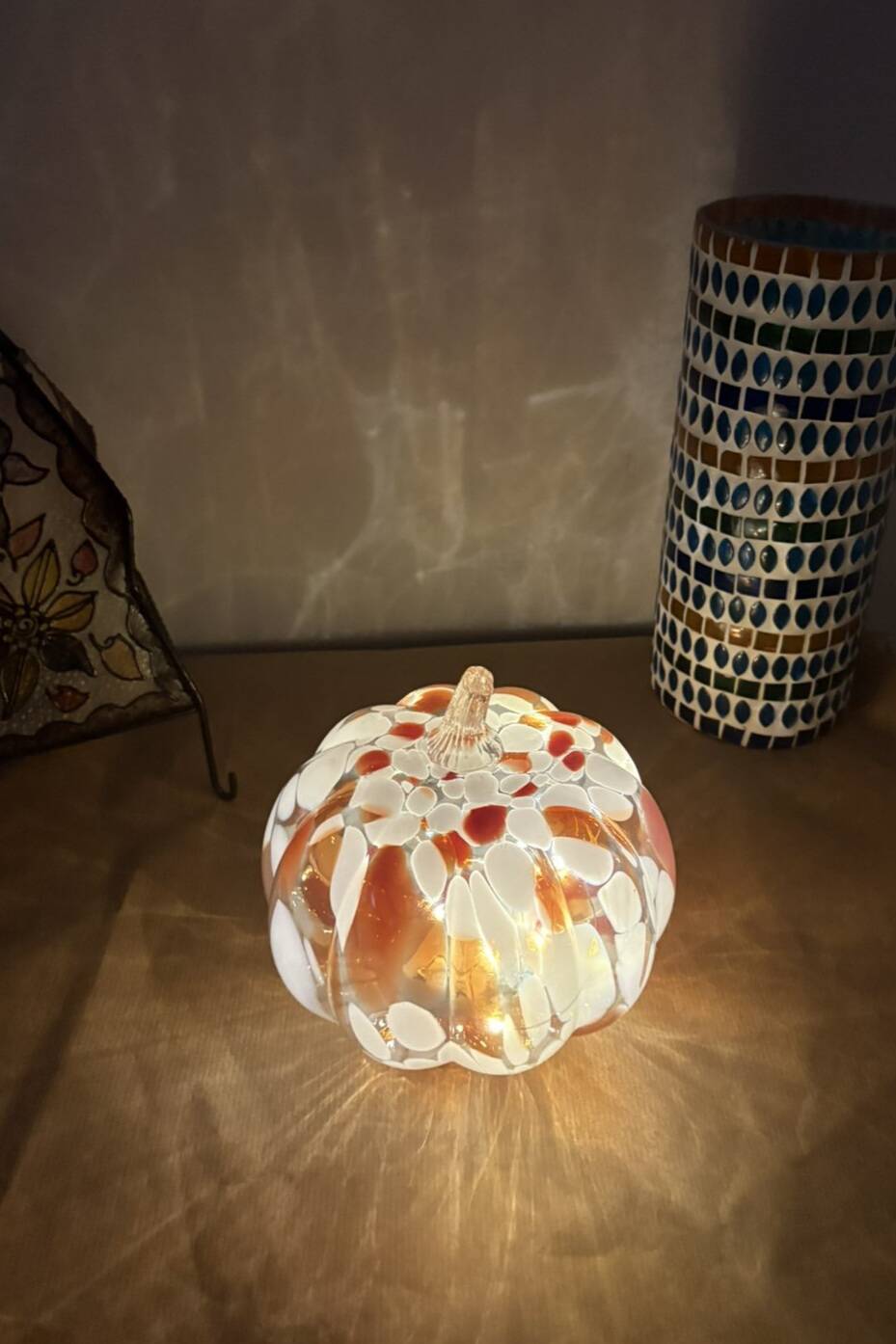 Lampe citrouille en verre mosaïque orange et blanche