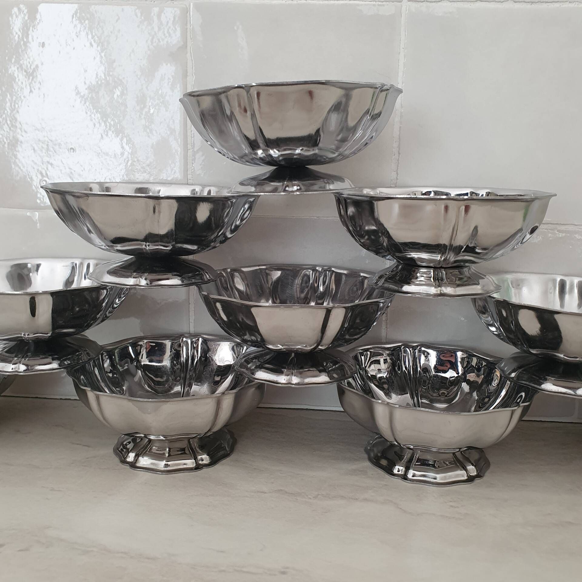 10 stainless steel dessert / ice cream bowls in Guy Degrenne style, flower shape.