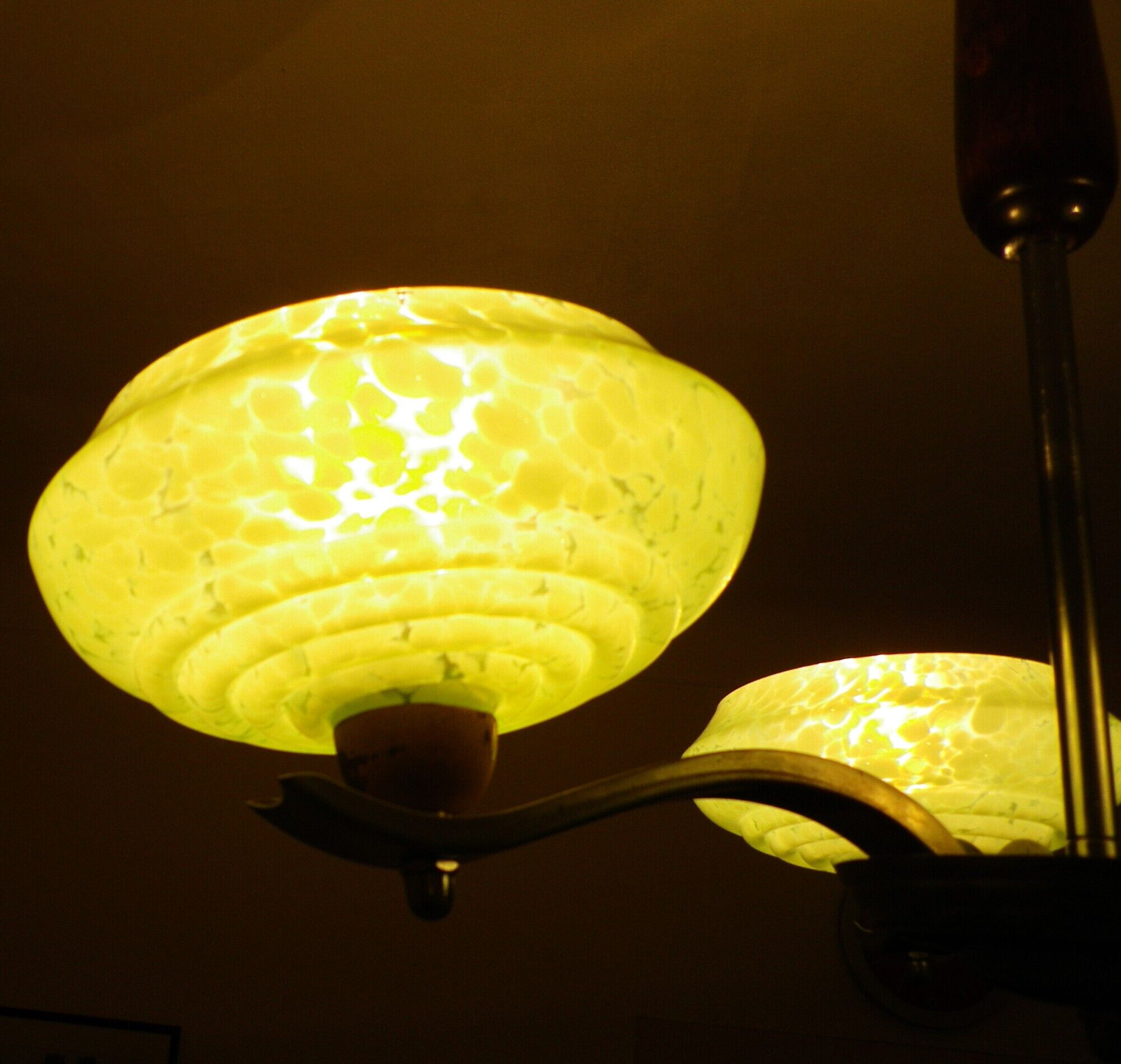 Lustre en opaline des années 1960