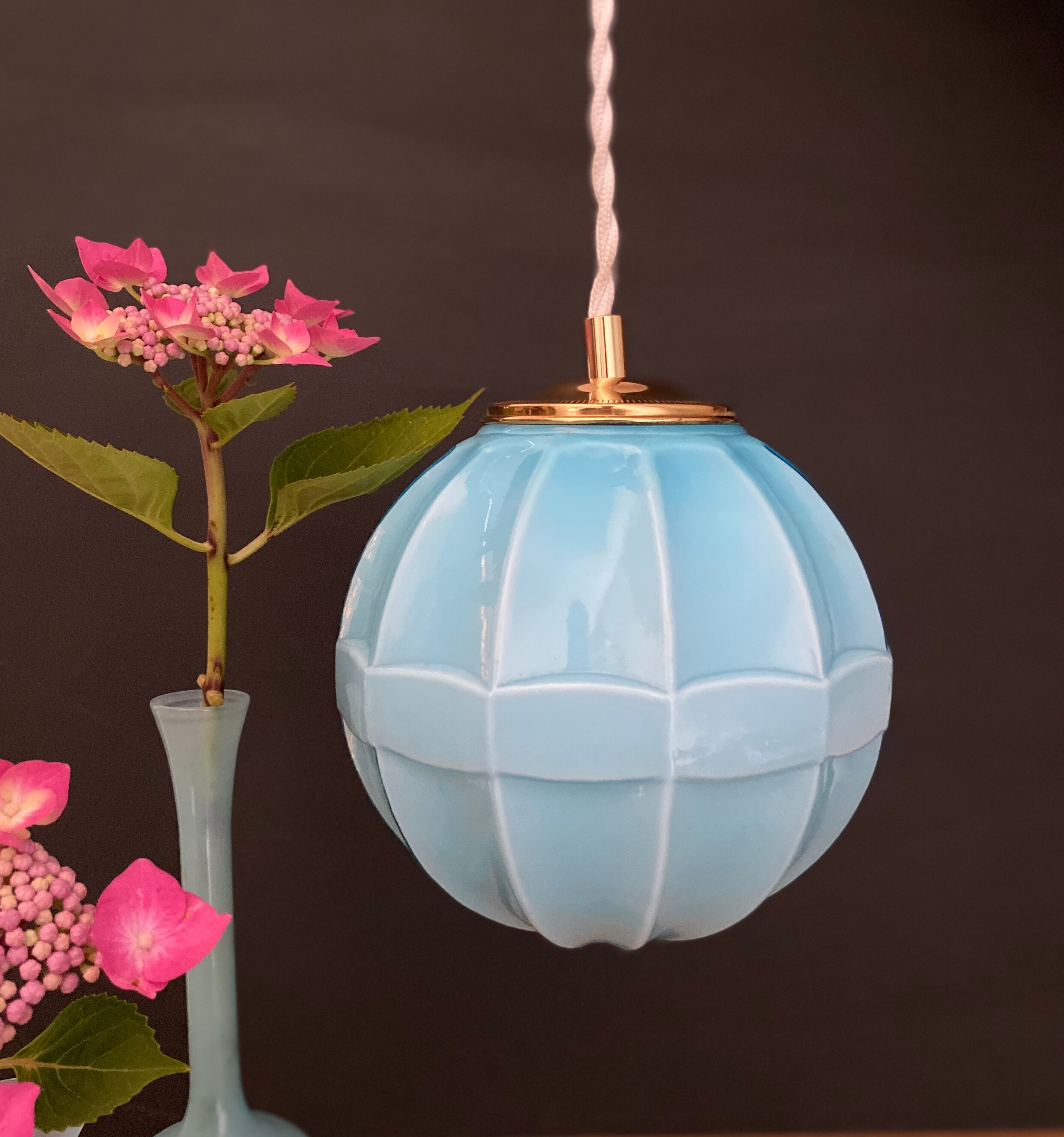 Suspension globe vintage en opaline bleue