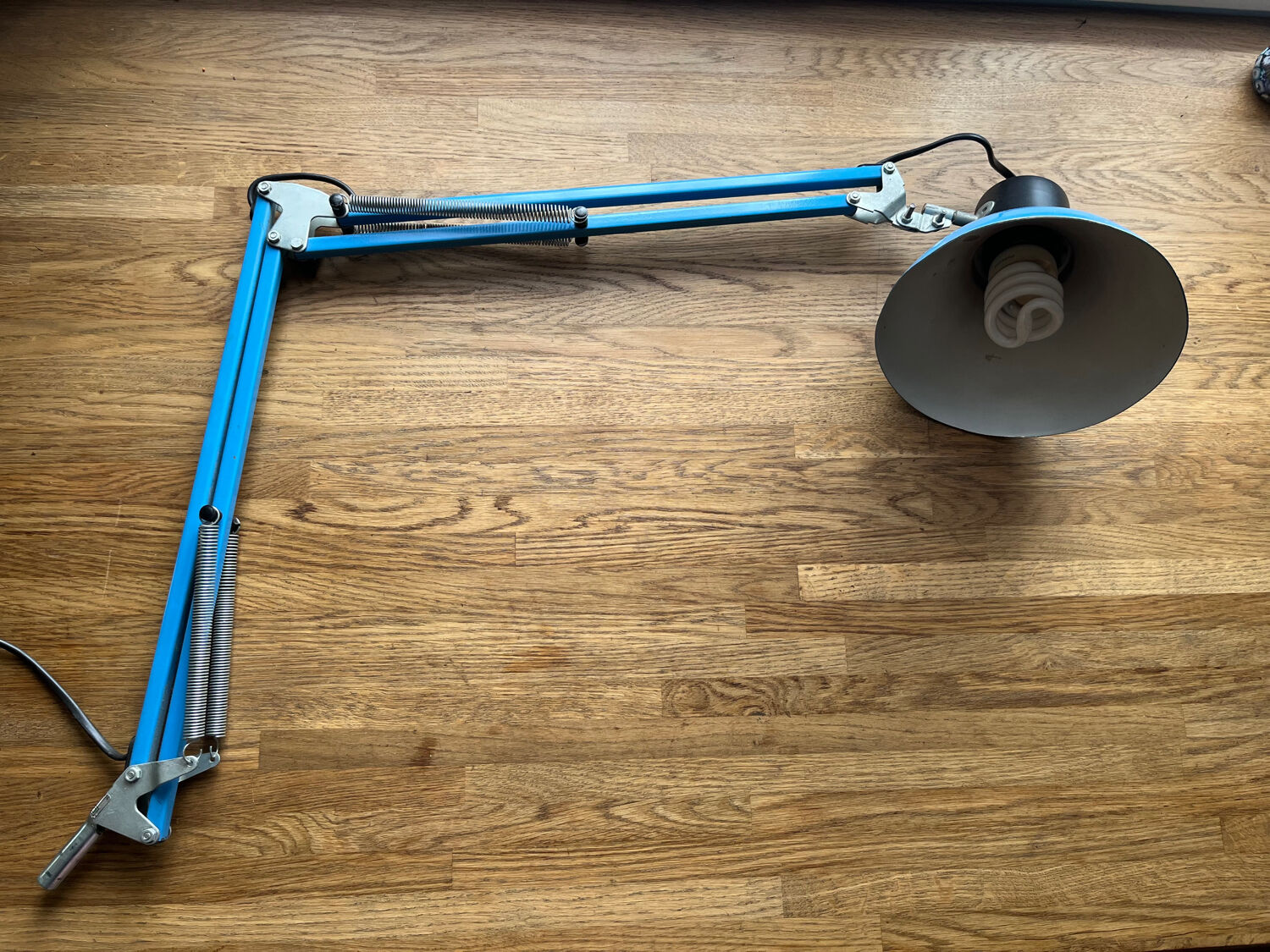 Twist style articulated lamp