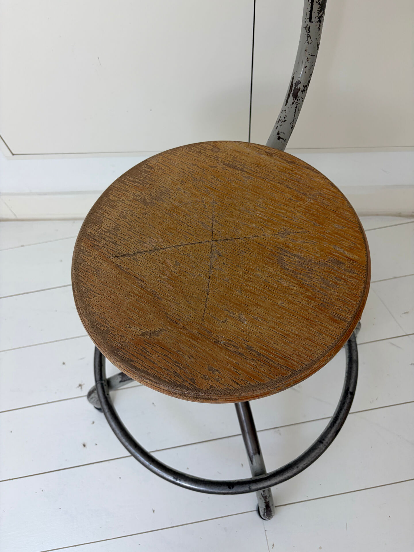 Vintage workshop chair in metal and wood, industrial style.