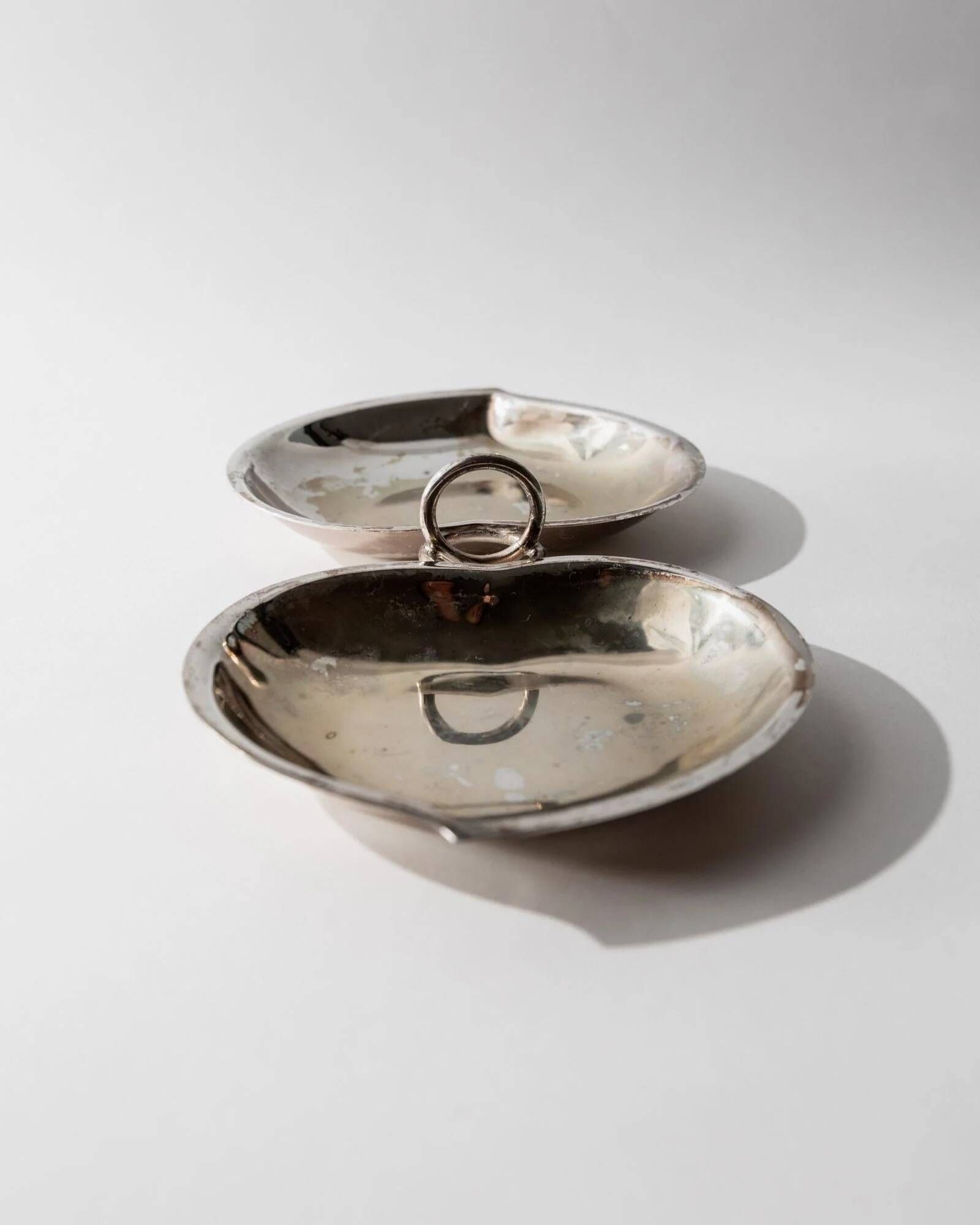 Vintage 1960s silver-plated catchall, double heart shell with ring handle.