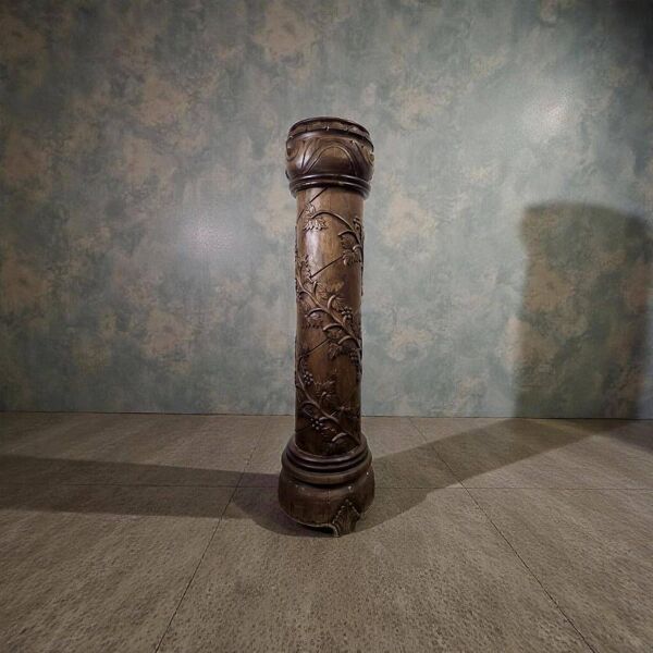 Colonne en bois vintage avec sculpture