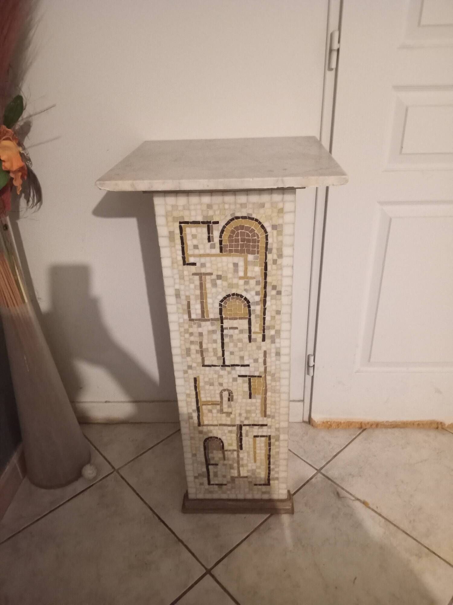 Pedestal column / Vintage stand in mosaic with Antique Labyrinth pattern