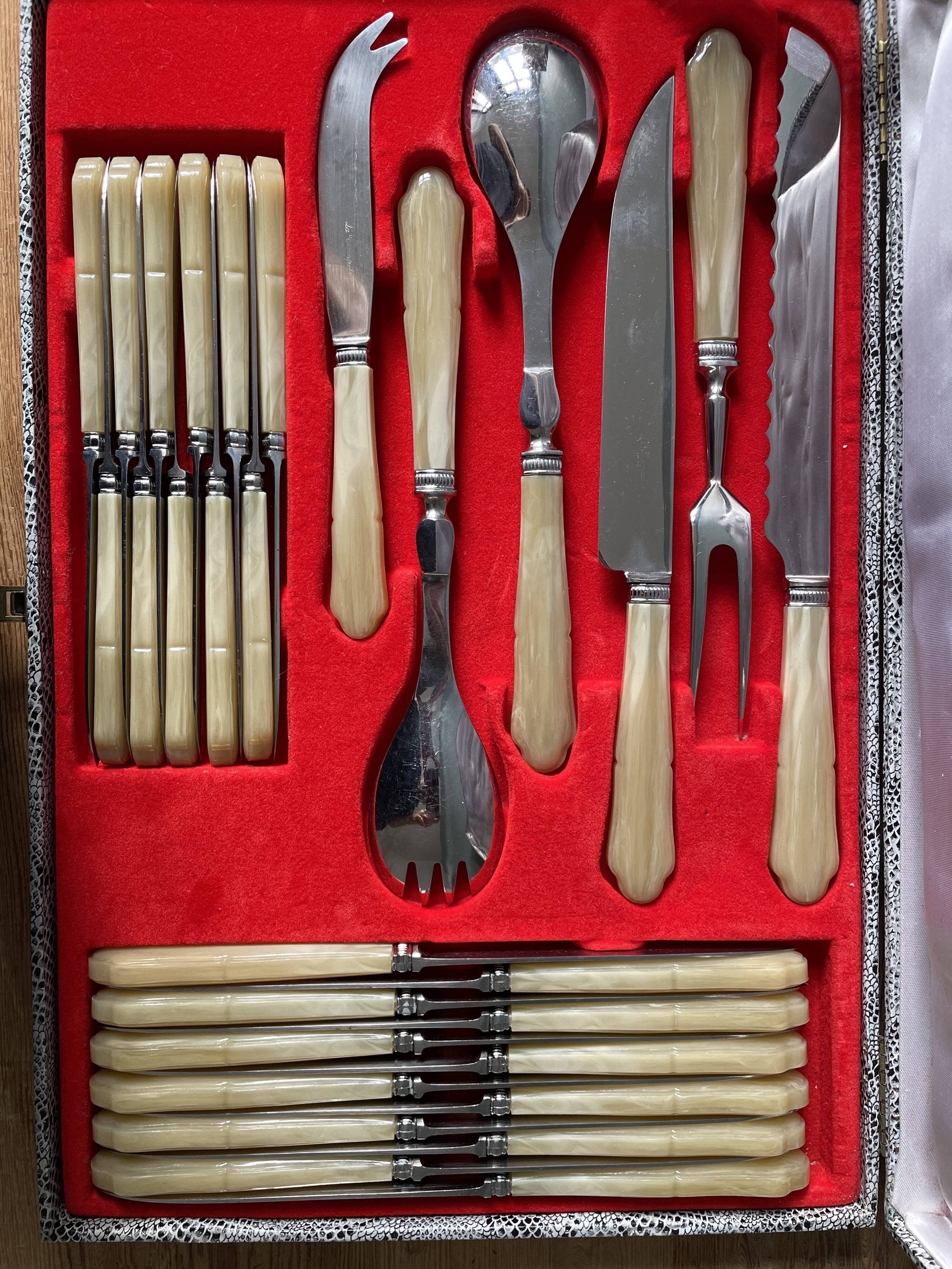 Housewife of 29 pieces "The trumpet" in stainless steel and horn